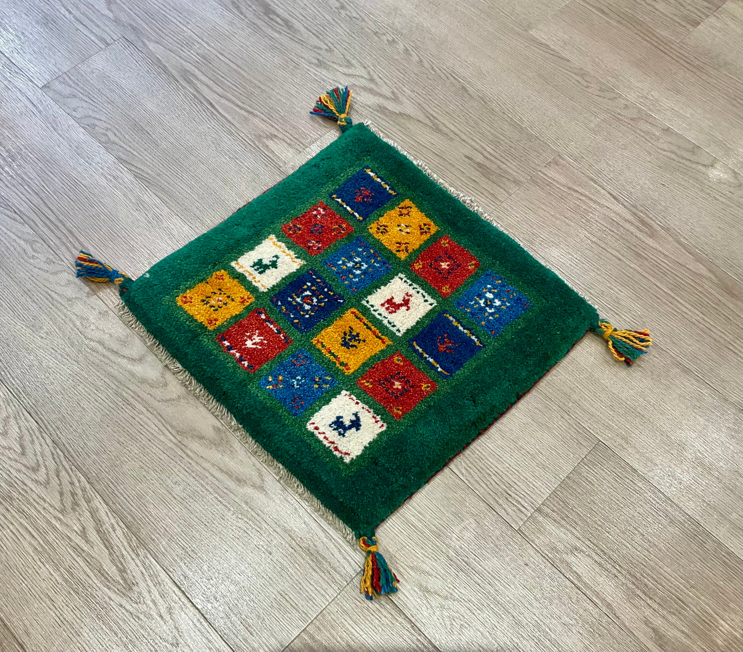 ギャッベ 44cm x 43cm Z1781