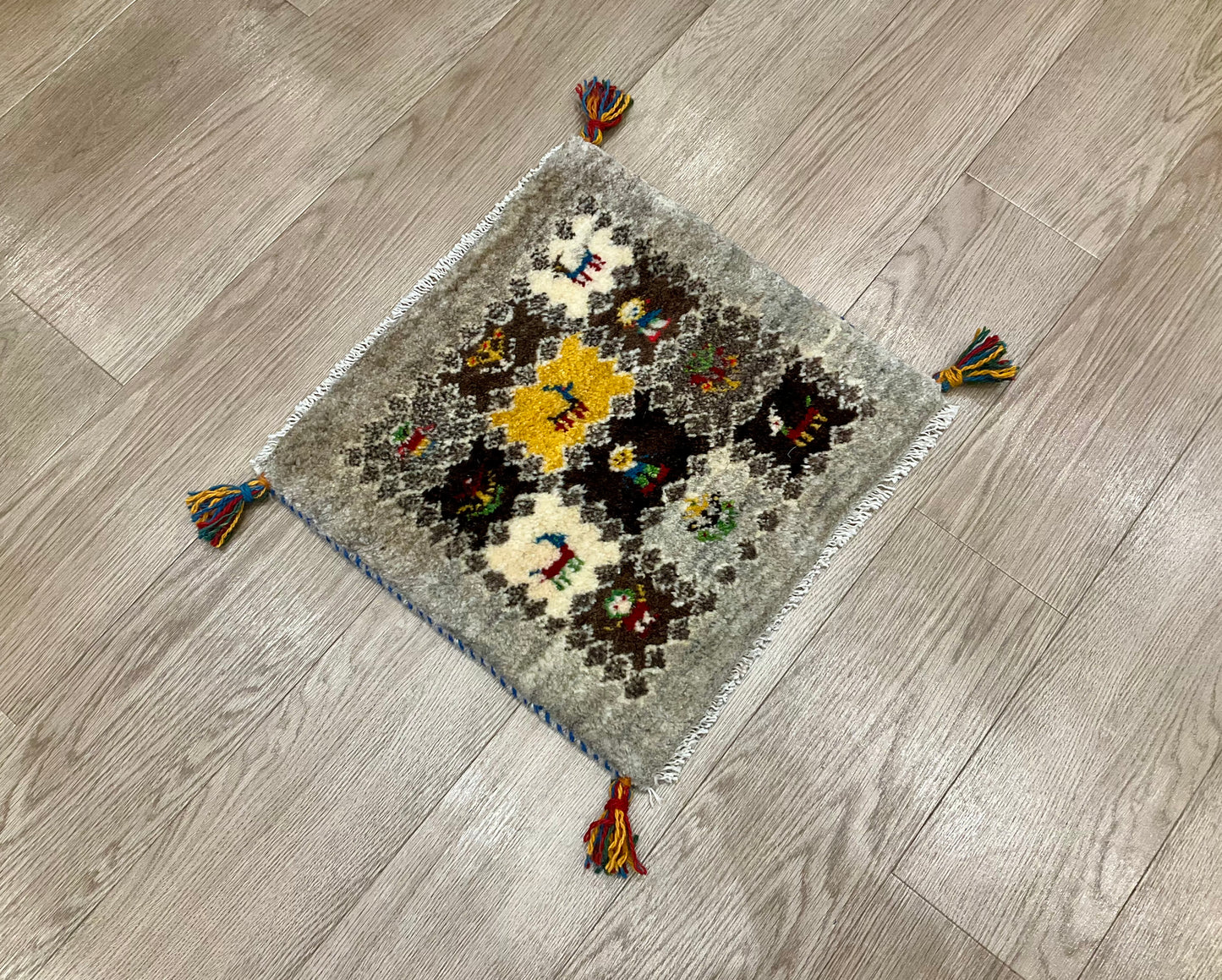 ギャッベ 44cm x 42cm Z1256