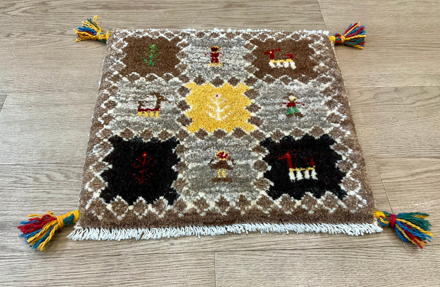 ギャッベ 43cm x 42cm Z1608