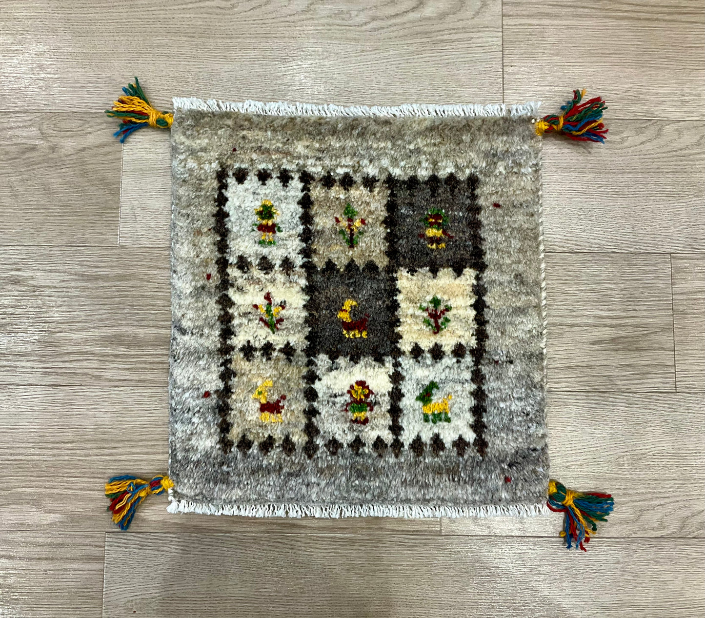 ギャッベ 43cm x 40cm Z1701