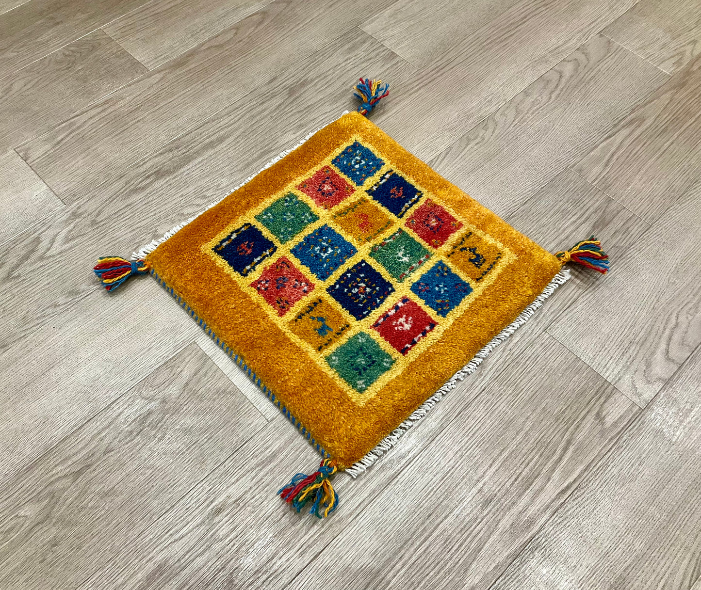 ギャッベ 42cm x 41cm Z1077