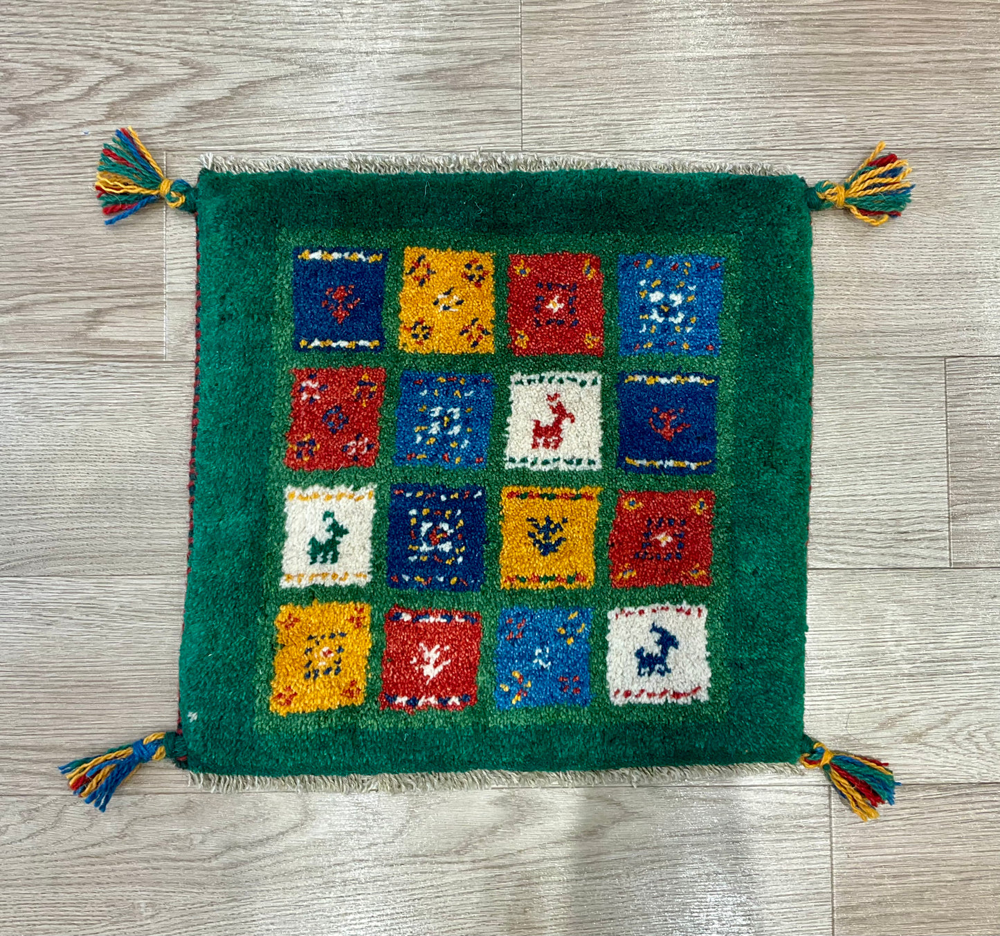 ギャッベ 44cm x 43cm Z1781