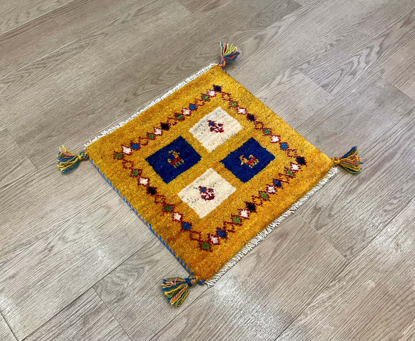 ギャッベ 43cm x 42cm T4148