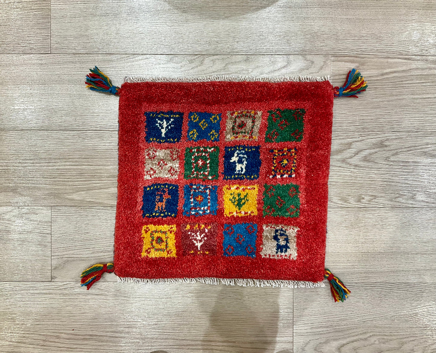 ギャッベ 42cm x 39cm Z568