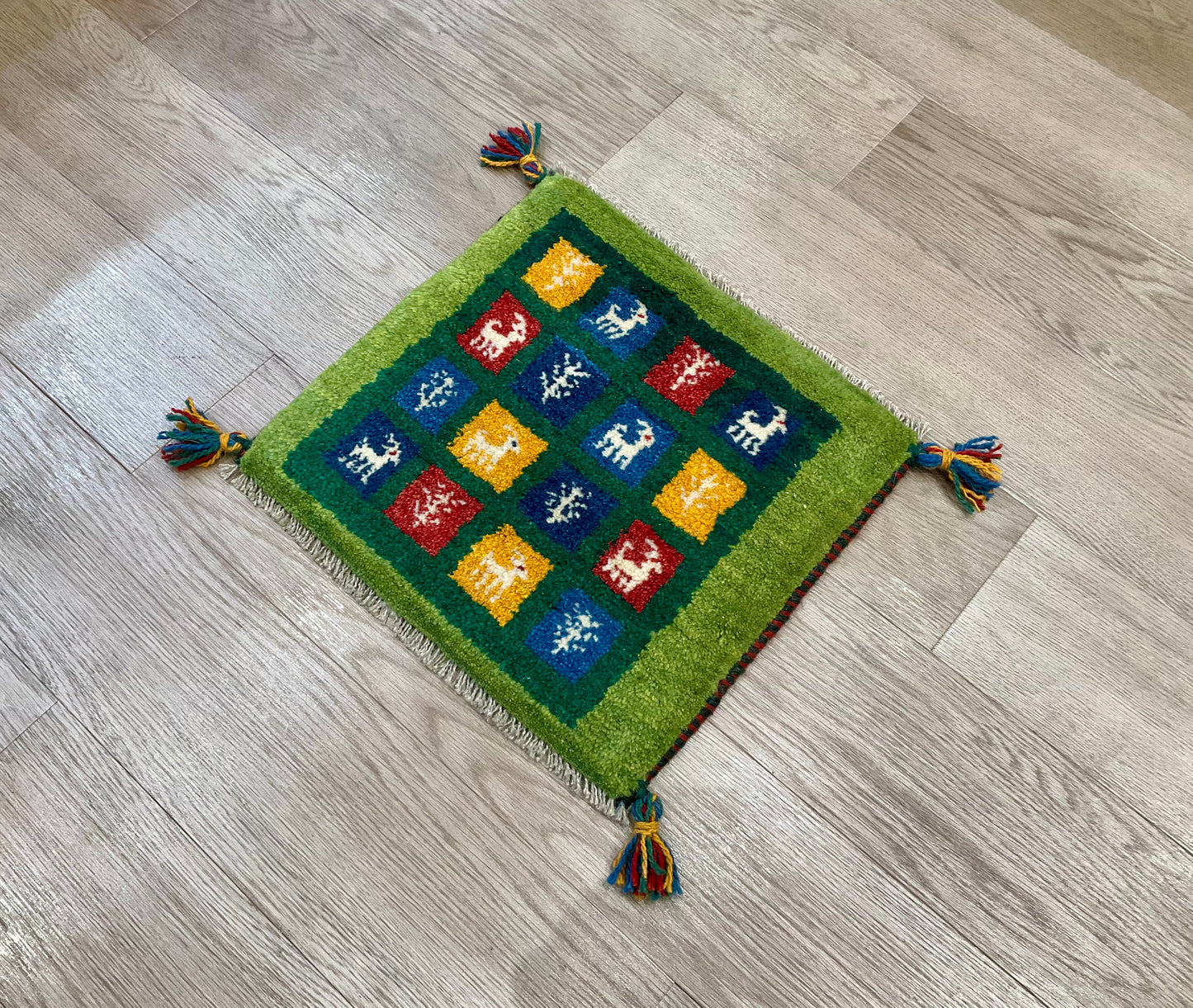 ギャッベ 42cm x 40cm Z1796