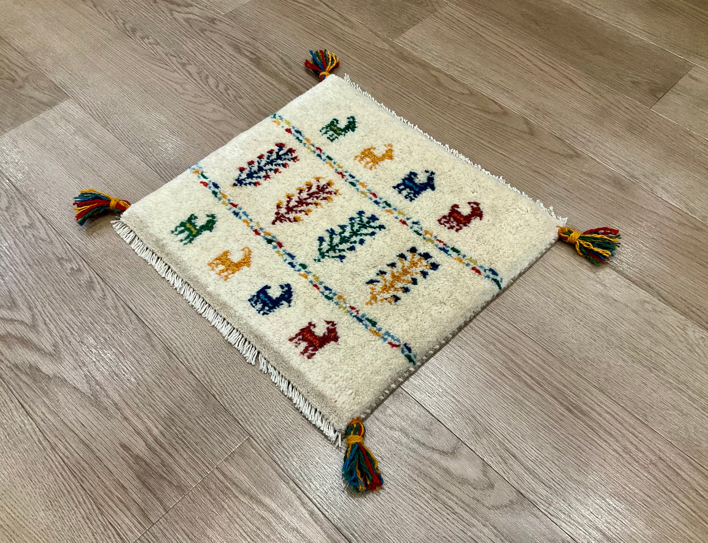 ギャッベ 43cm x 40cm Z1231