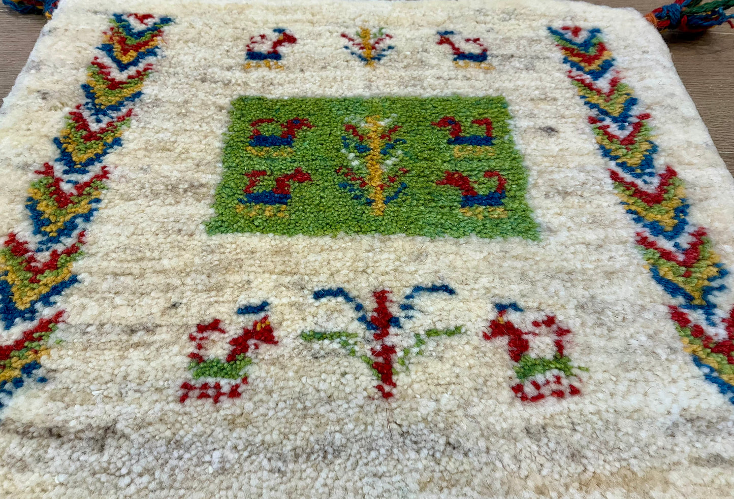 ギャッベ 43cm x 39cm Z1329