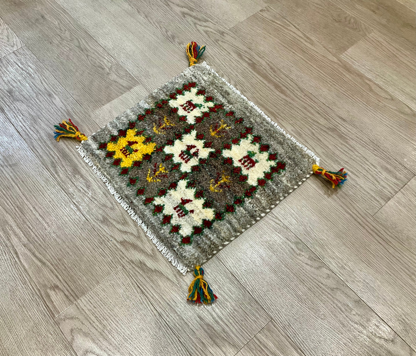 ギャッベ 40cm x 38cm Z1714