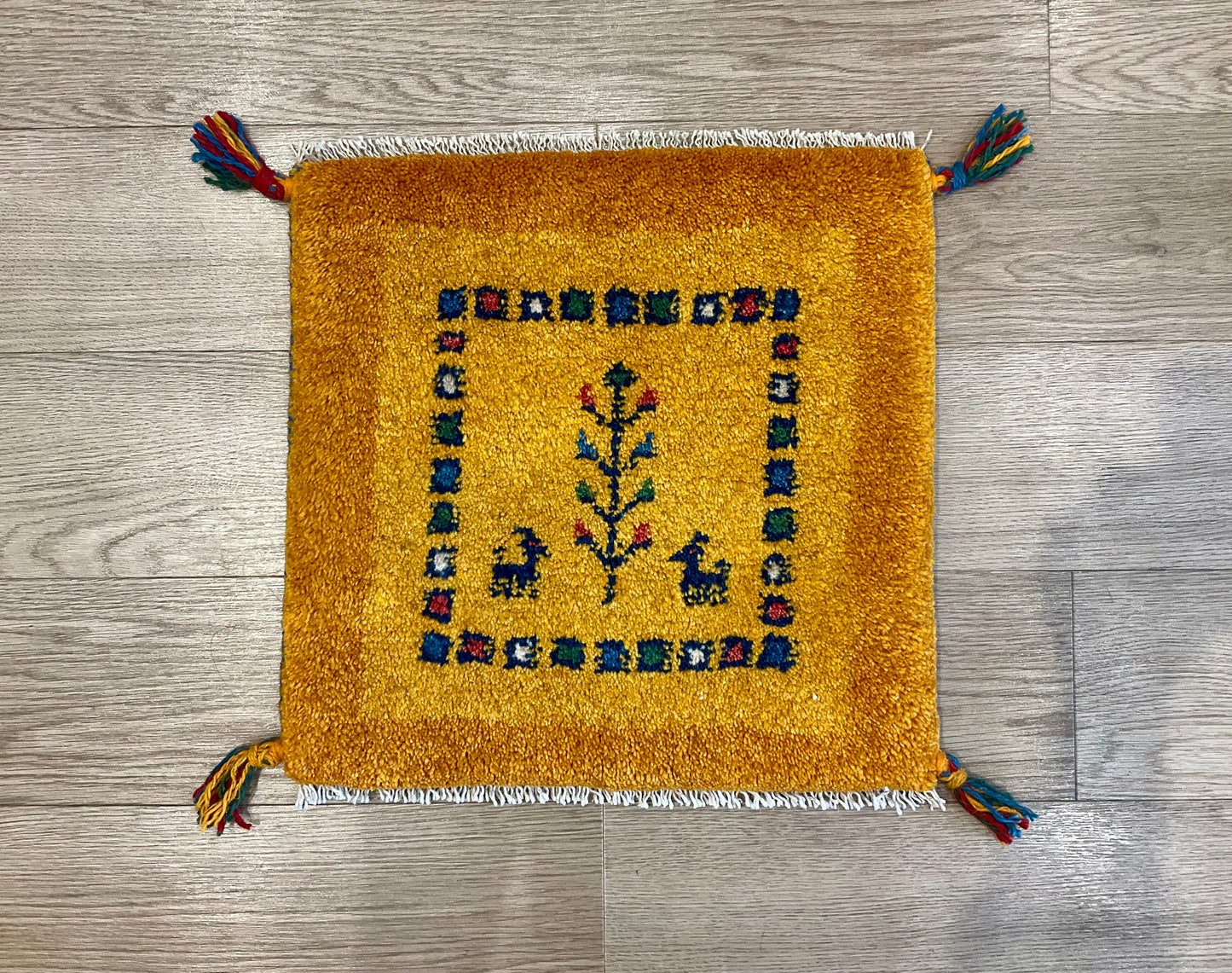 ギャッベ 43cm x 42cm Z713