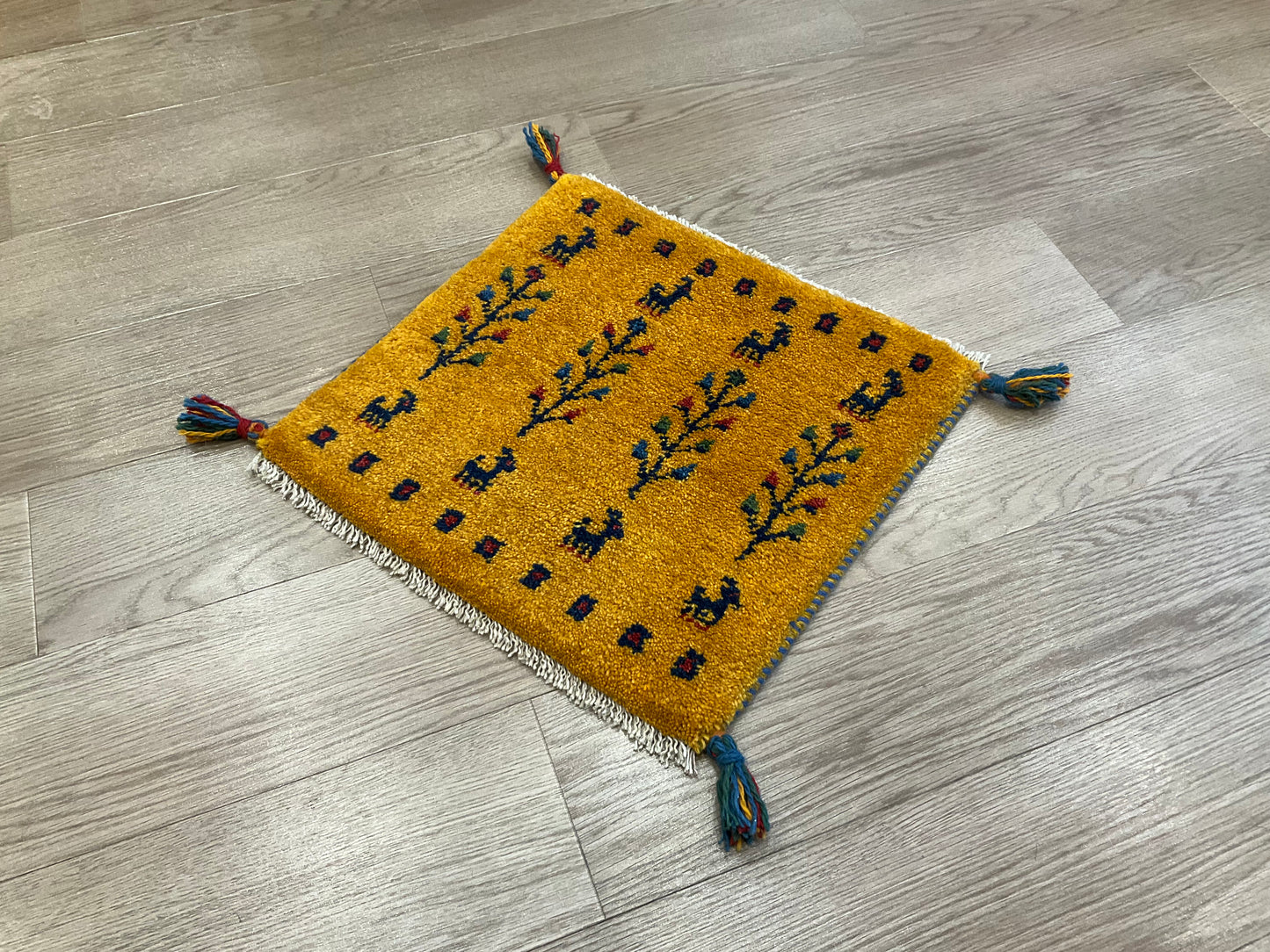 ギャッベ 44cm x 43cm Z703