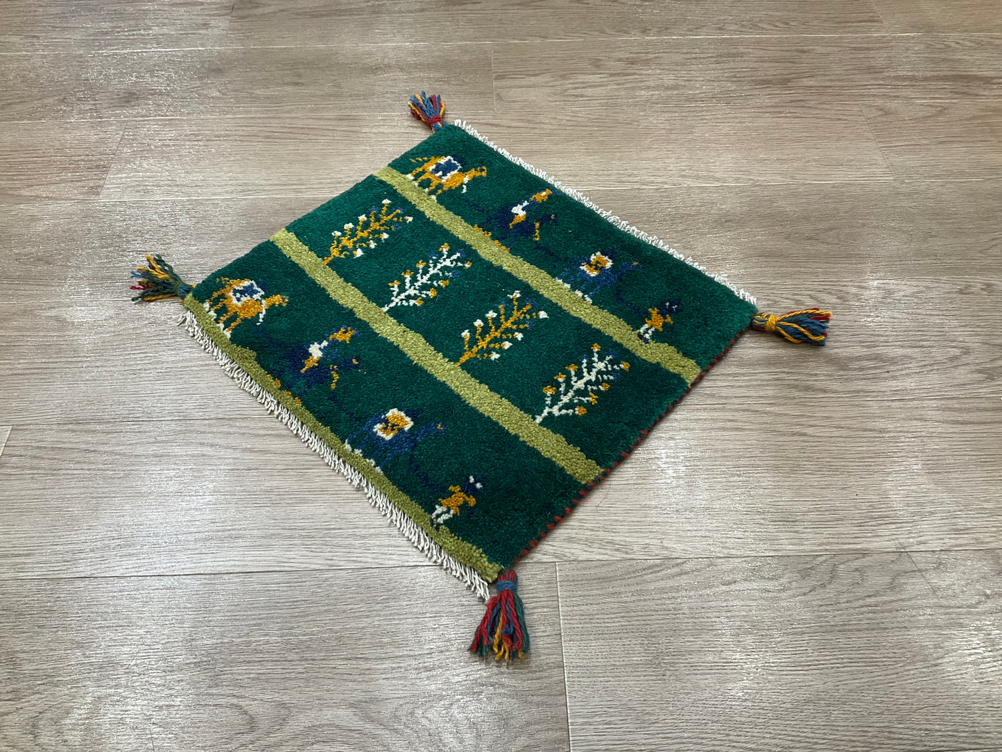 ギャッベ 44cm x 40cm Z752