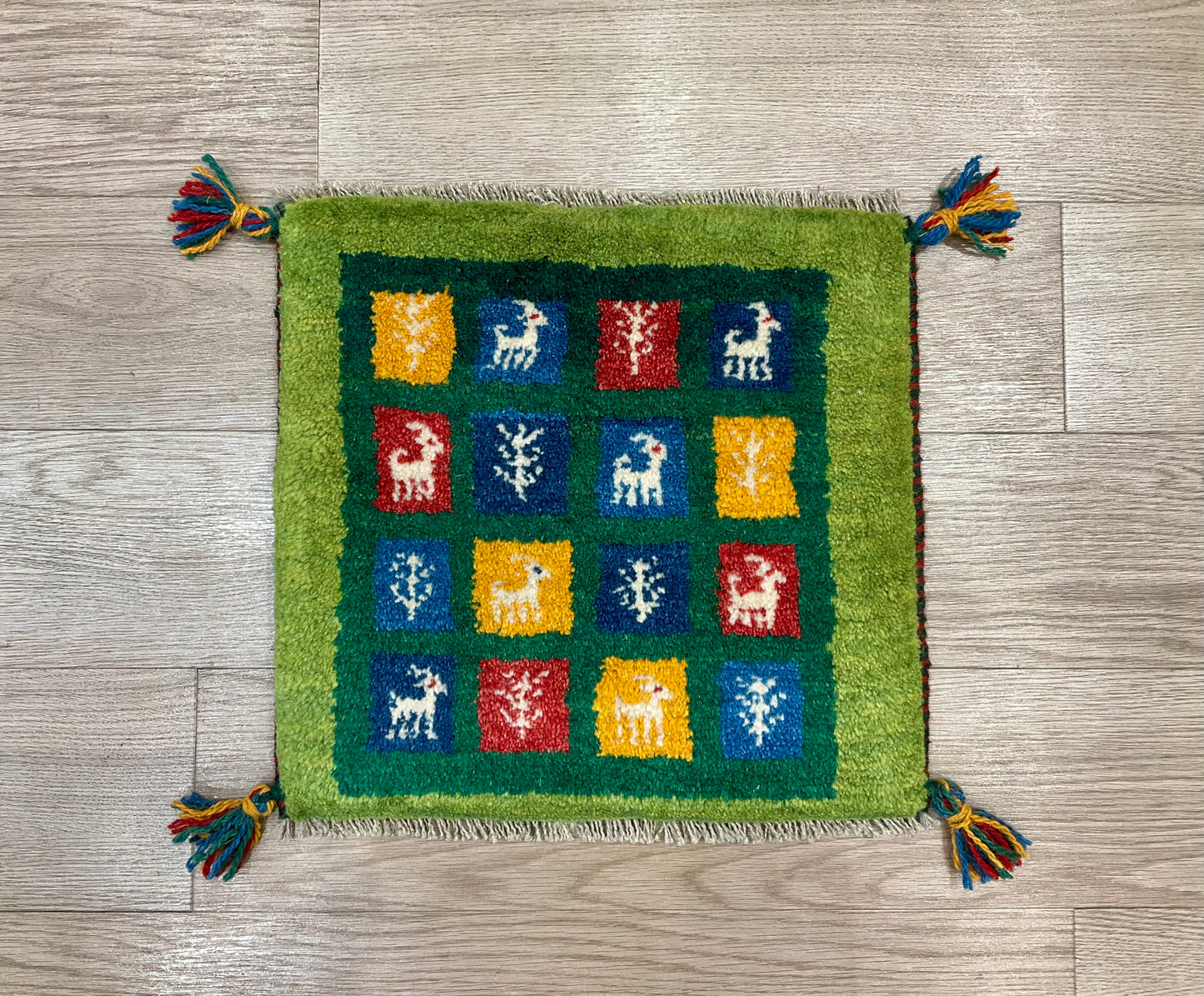 ギャッベ 42cm x 40cm Z1796