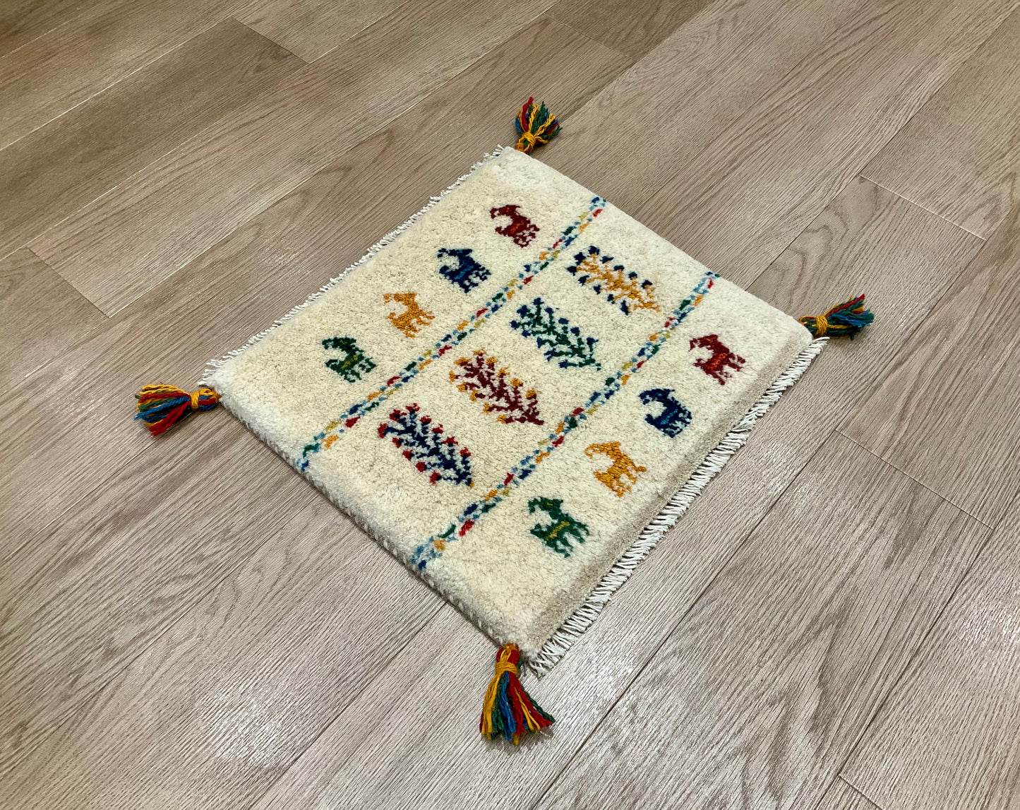 ギャッベ 43cm x 40cm Z1231