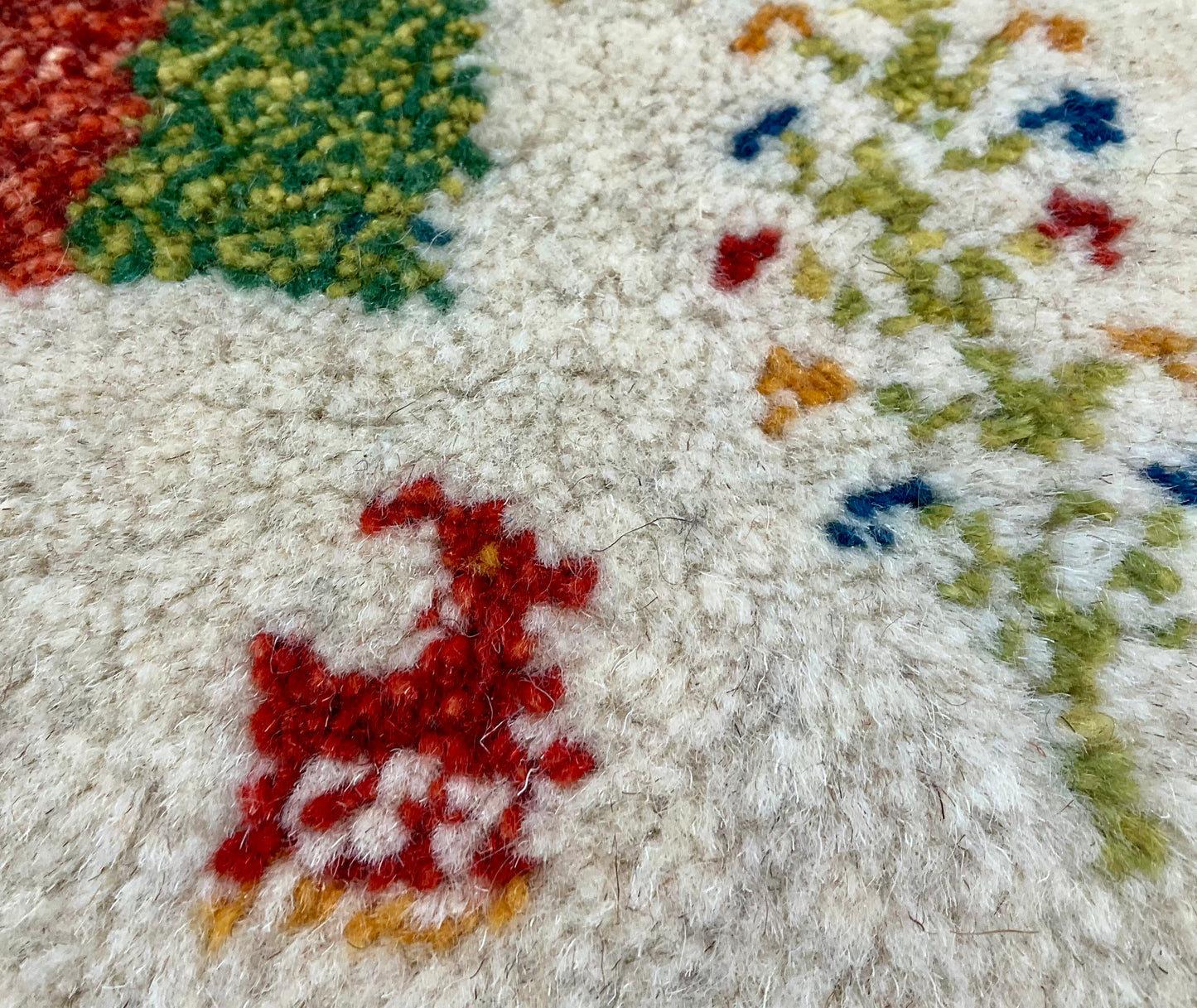 ギャッベ 42cm x 40cm Z1272