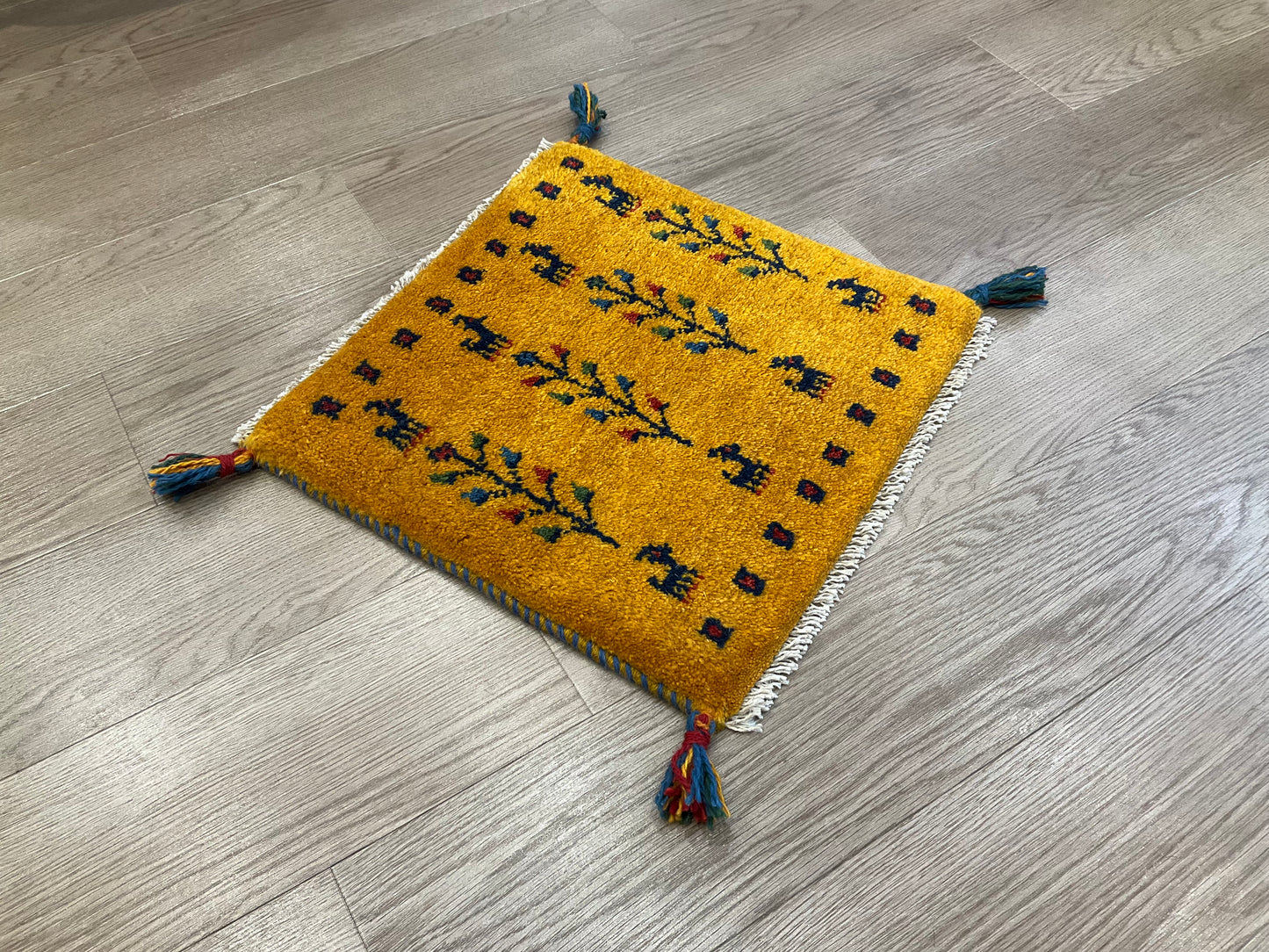 ギャッベ 44cm x 43cm Z703