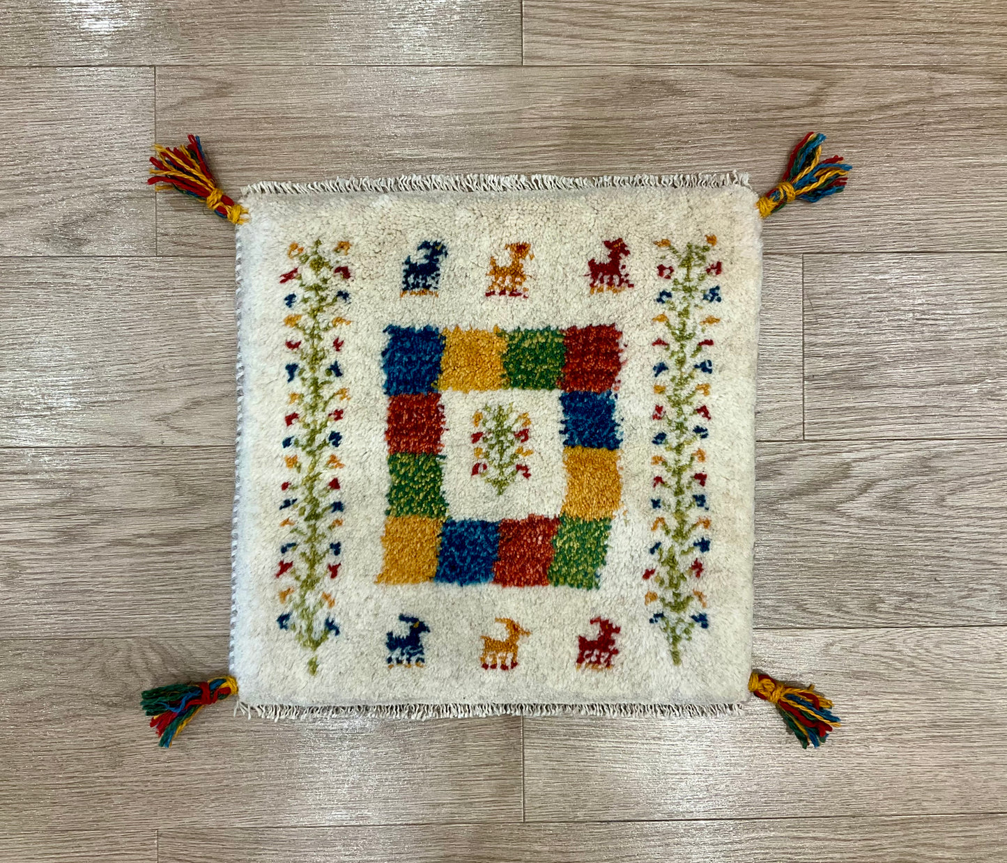 ギャッベ 42cm x 40cm Z1272