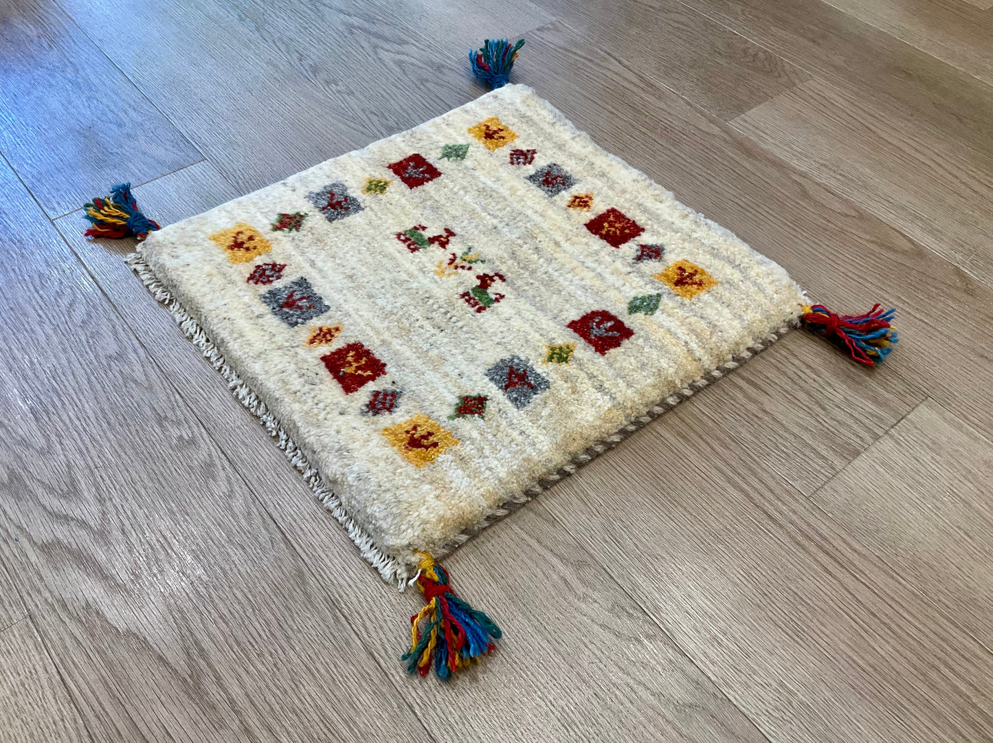 ギャッベ 41cm x 39cm T8701