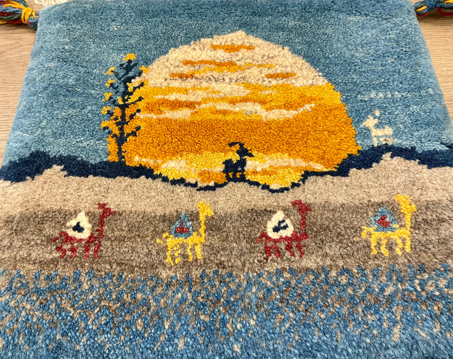 ギャッベ 43cm x 41cm Z779