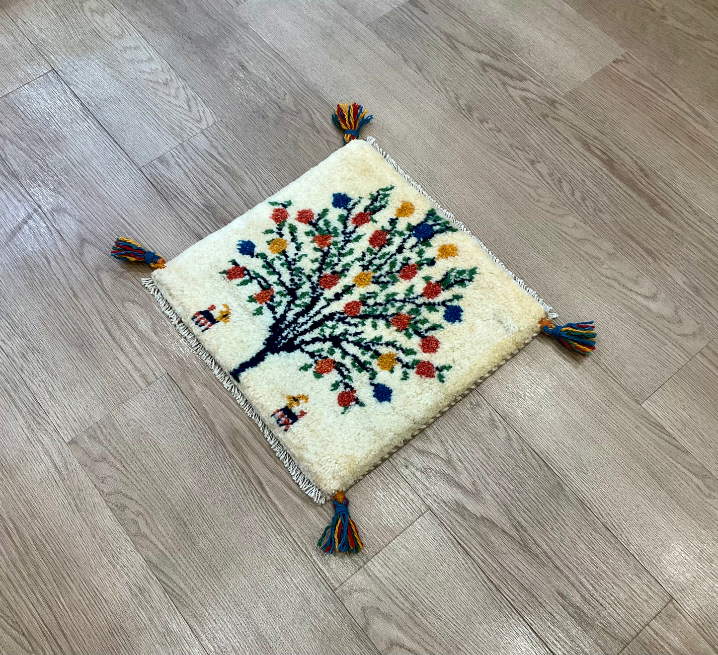 ギャッベ 41cm x 40cm Z1496