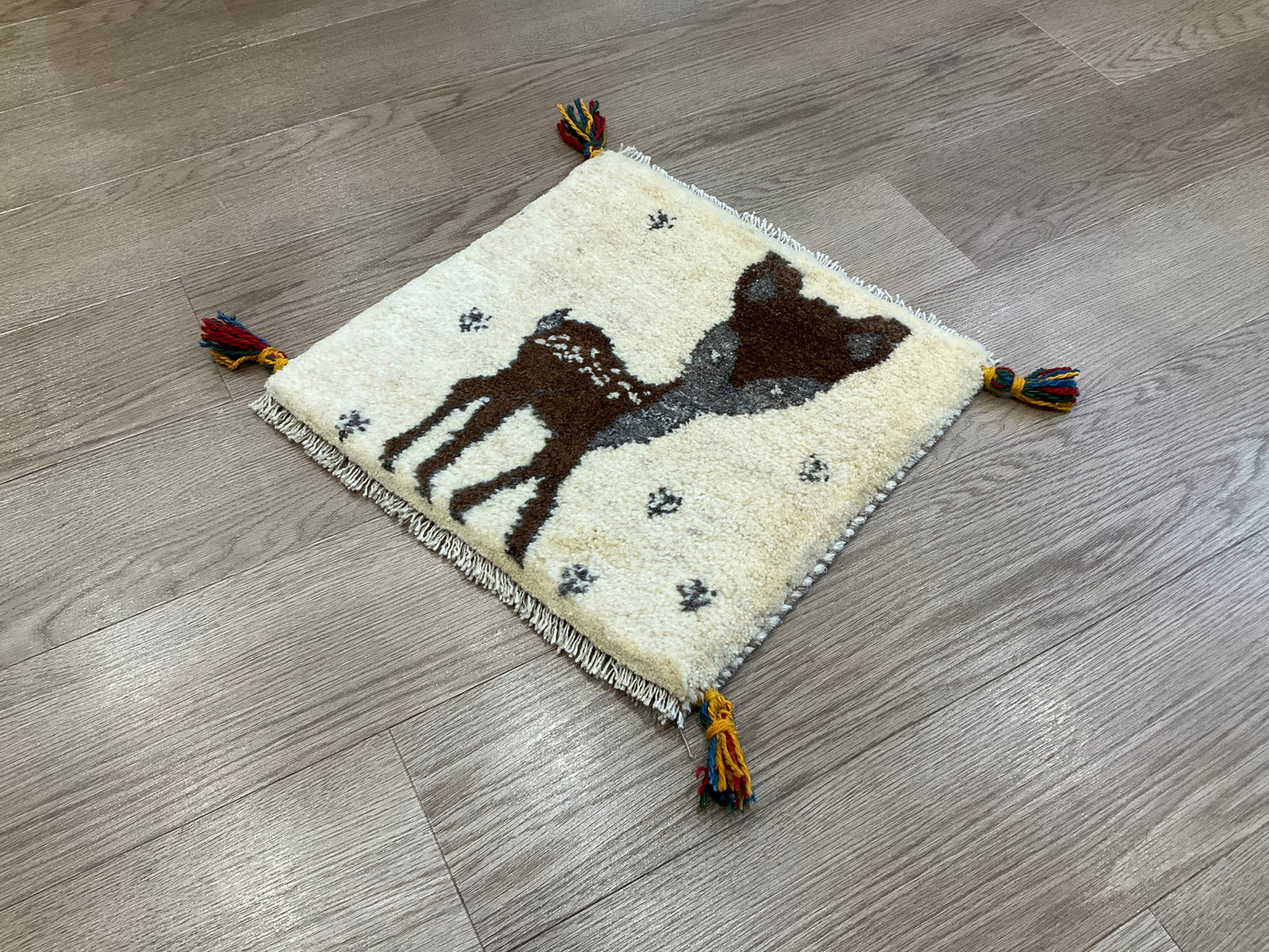 ギャッベ 41cm x 40cm Z1533