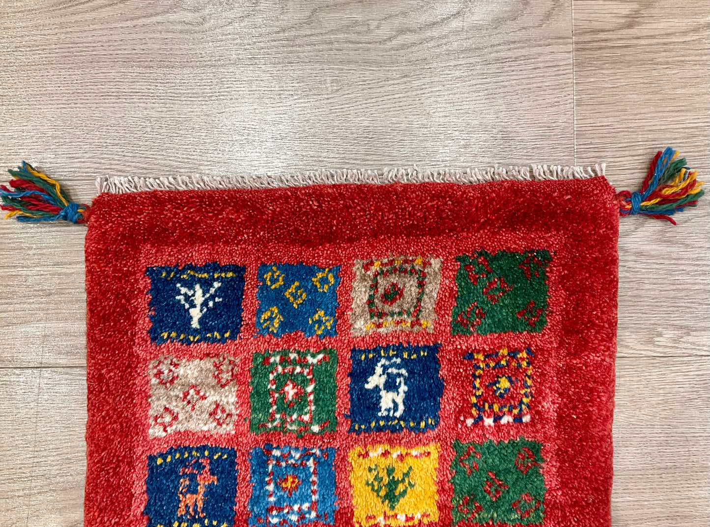 ギャッベ 42cm x 39cm Z568