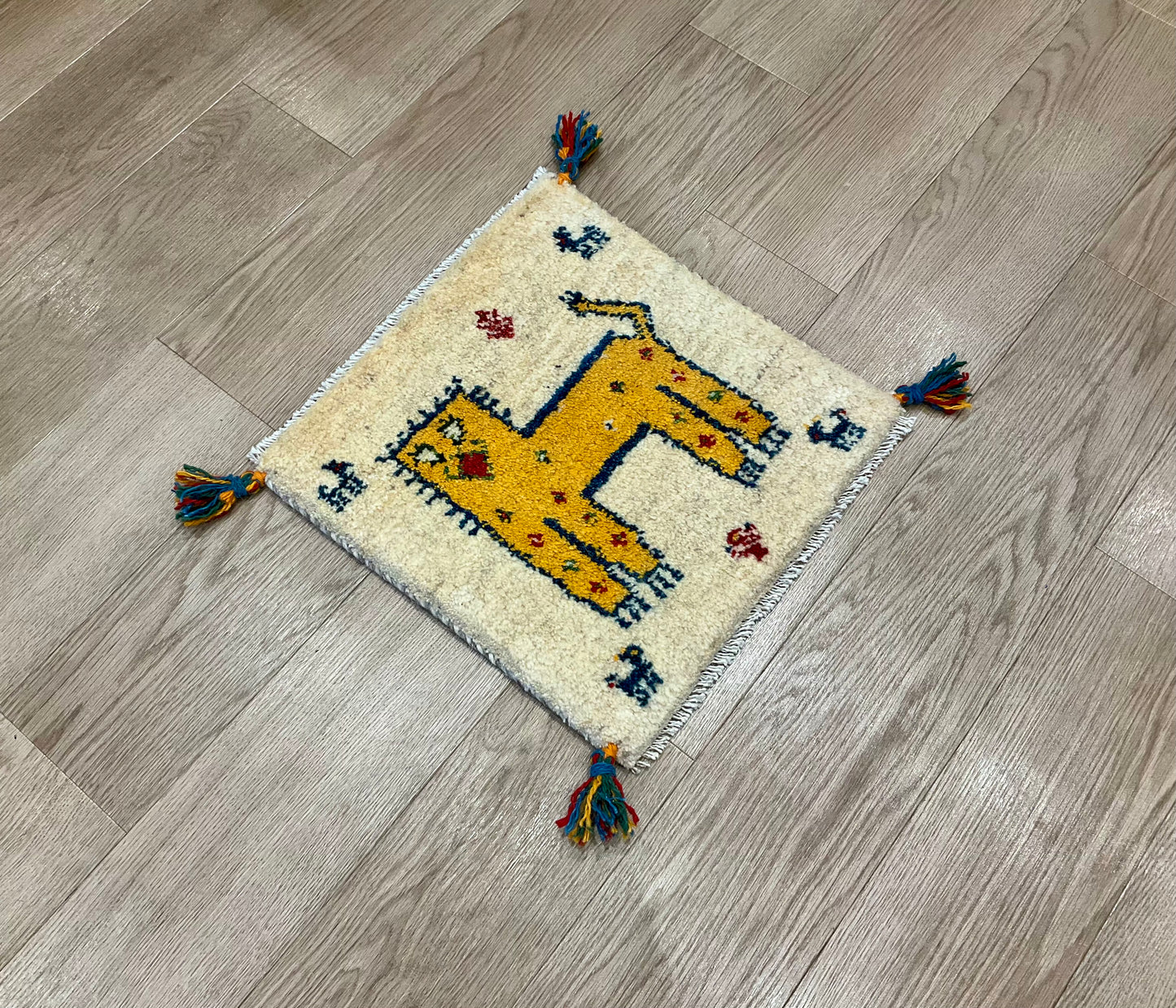 ギャッベ 41cm x 40cm Z1497