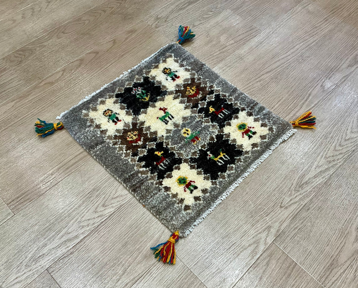 ギャッベ 44cm x 46cm Z1243