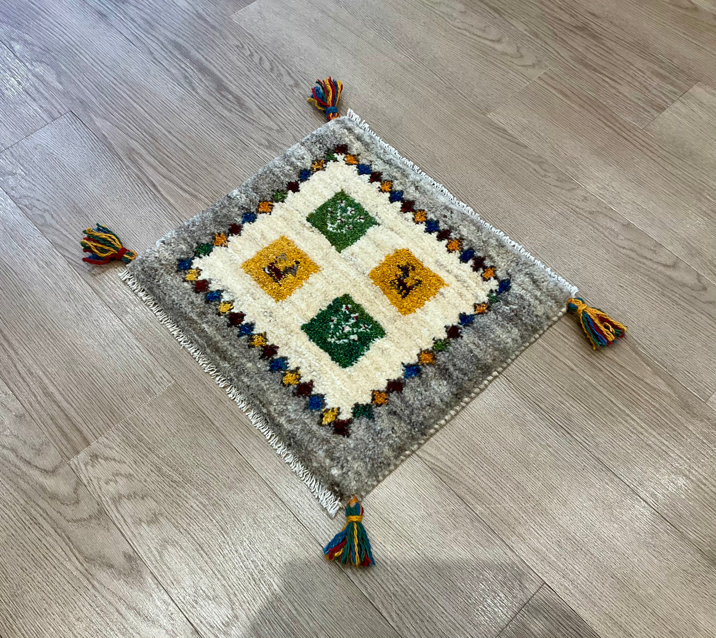 ギャッベ 43cm x 40cm Z1217