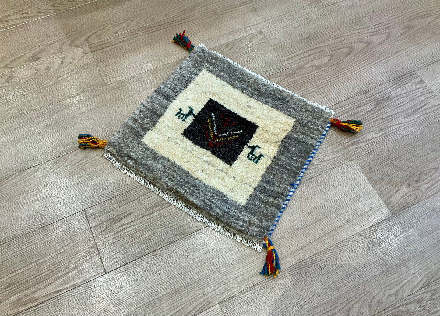 ギャッベ 42cm x 39cm Z1147