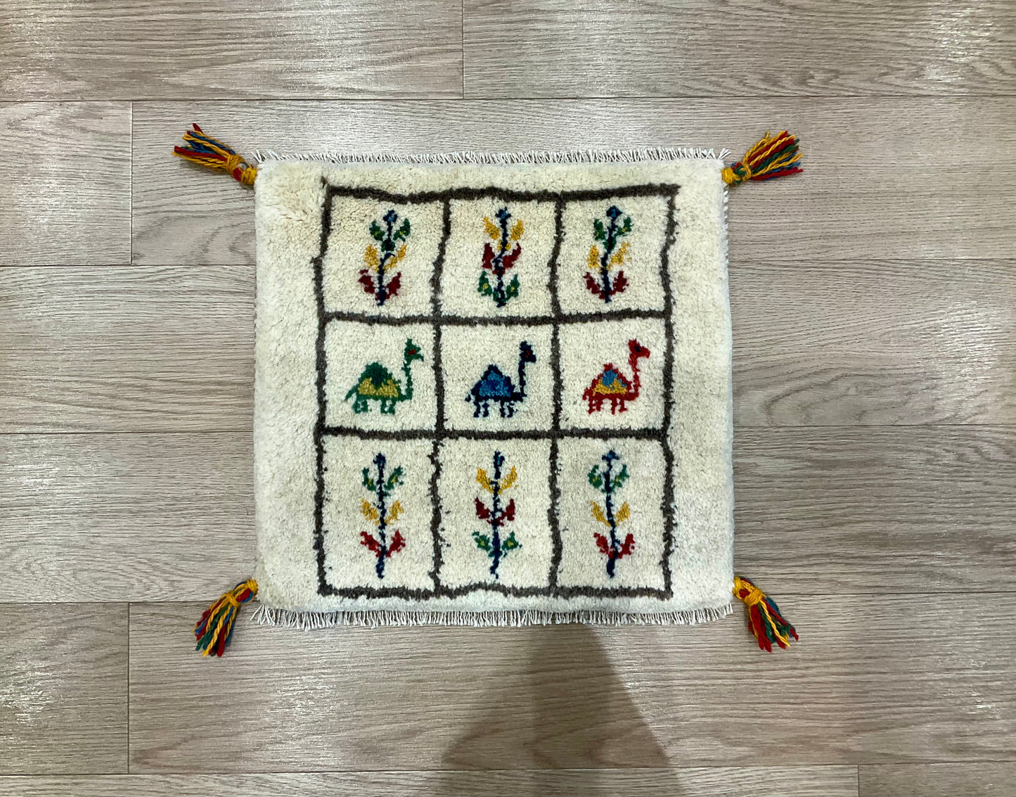 ギャッベ 43cm x 40cm Z1566