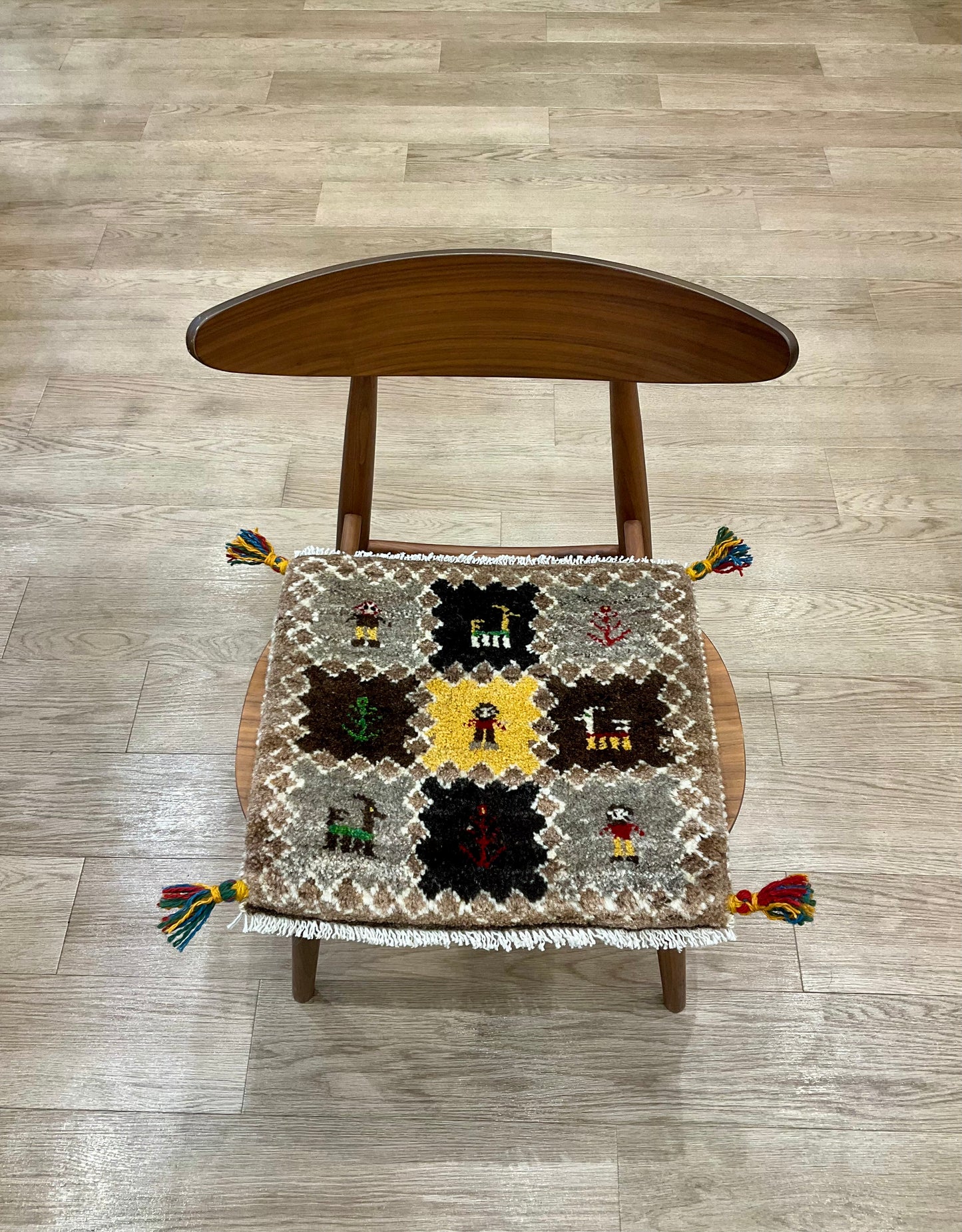 ギャッベ 43cm x 42cm Z1512