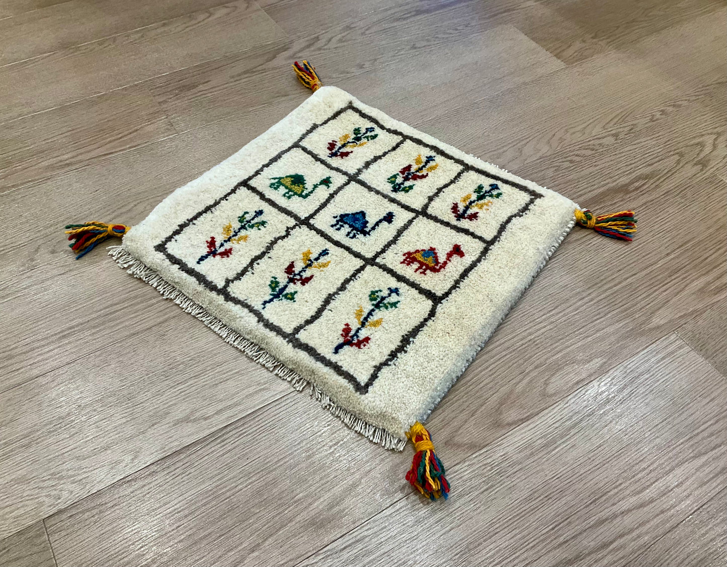 ギャッベ 43cm x 40cm Z1566