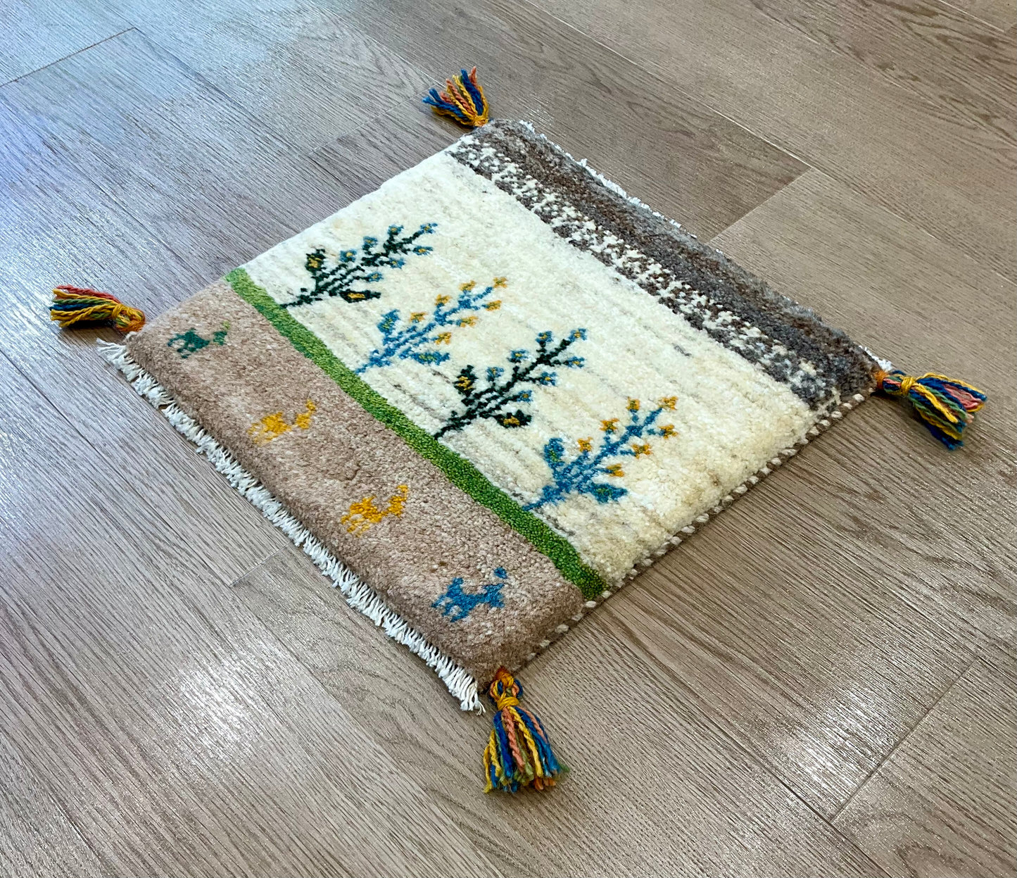 ギャッベ 40cm x 39cm T1953