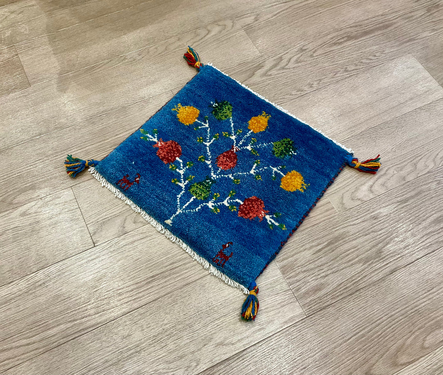 ギャッベ 42cm x 40cm Z1951