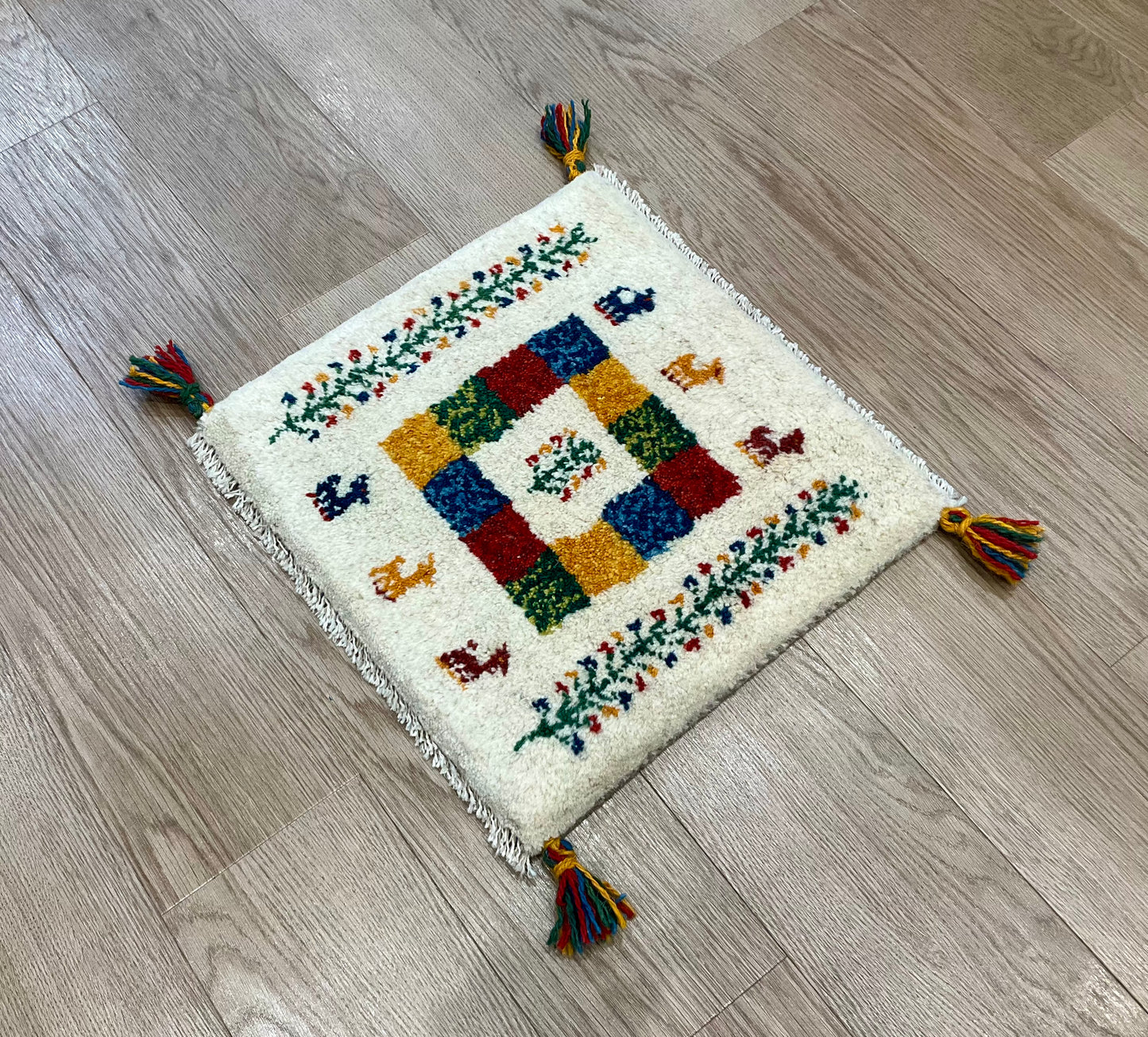 ギャッベ 42cm x 40cm Z1439