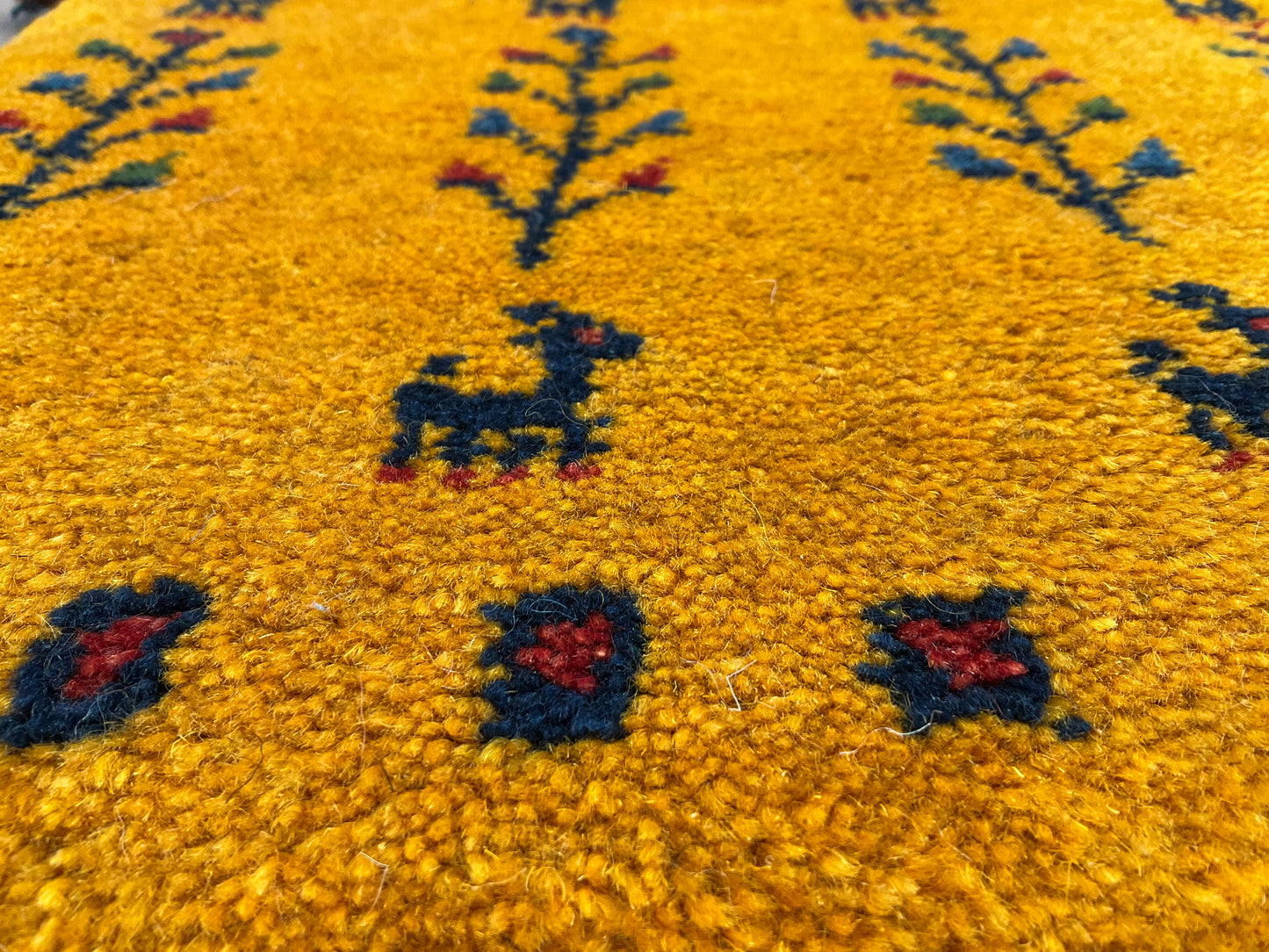 ギャッベ 44cm x 43cm Z703