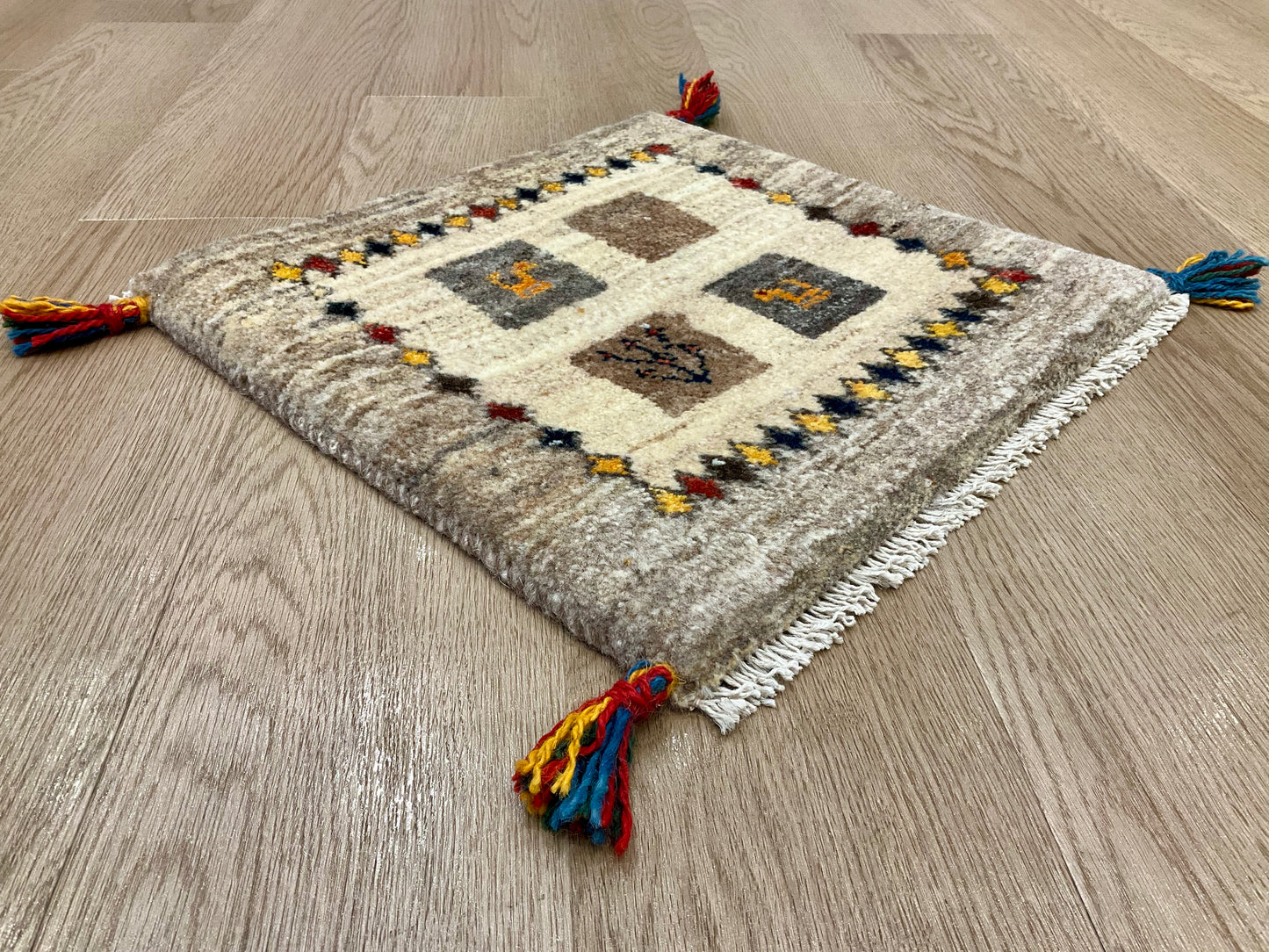 ギャッベ 43cm x 41cm T2044
