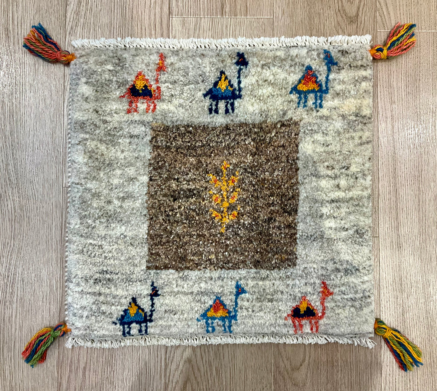 ギャッベ 43cm x 42cm T897