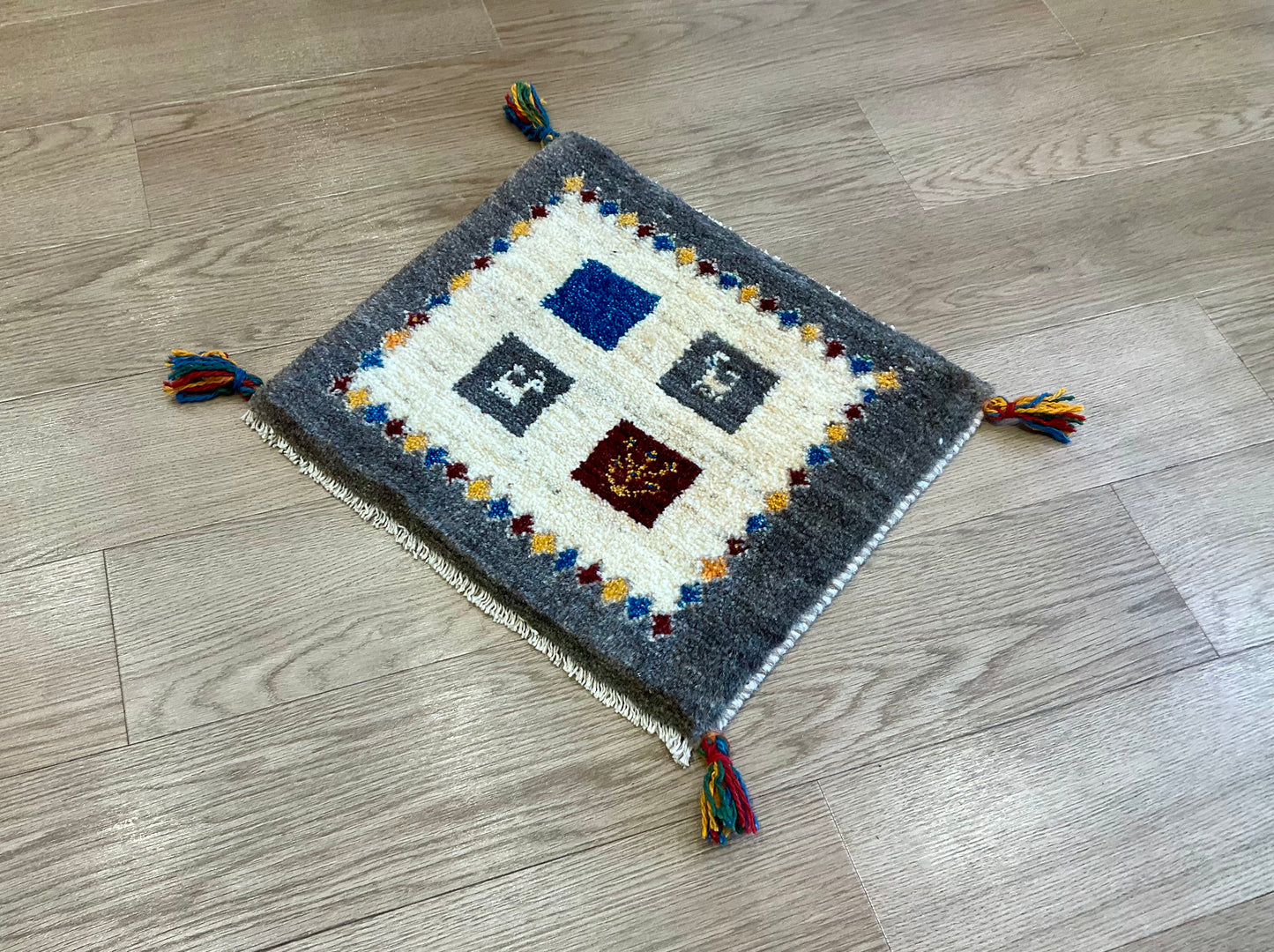 ギャッベ 44cm x 39cm Z1186