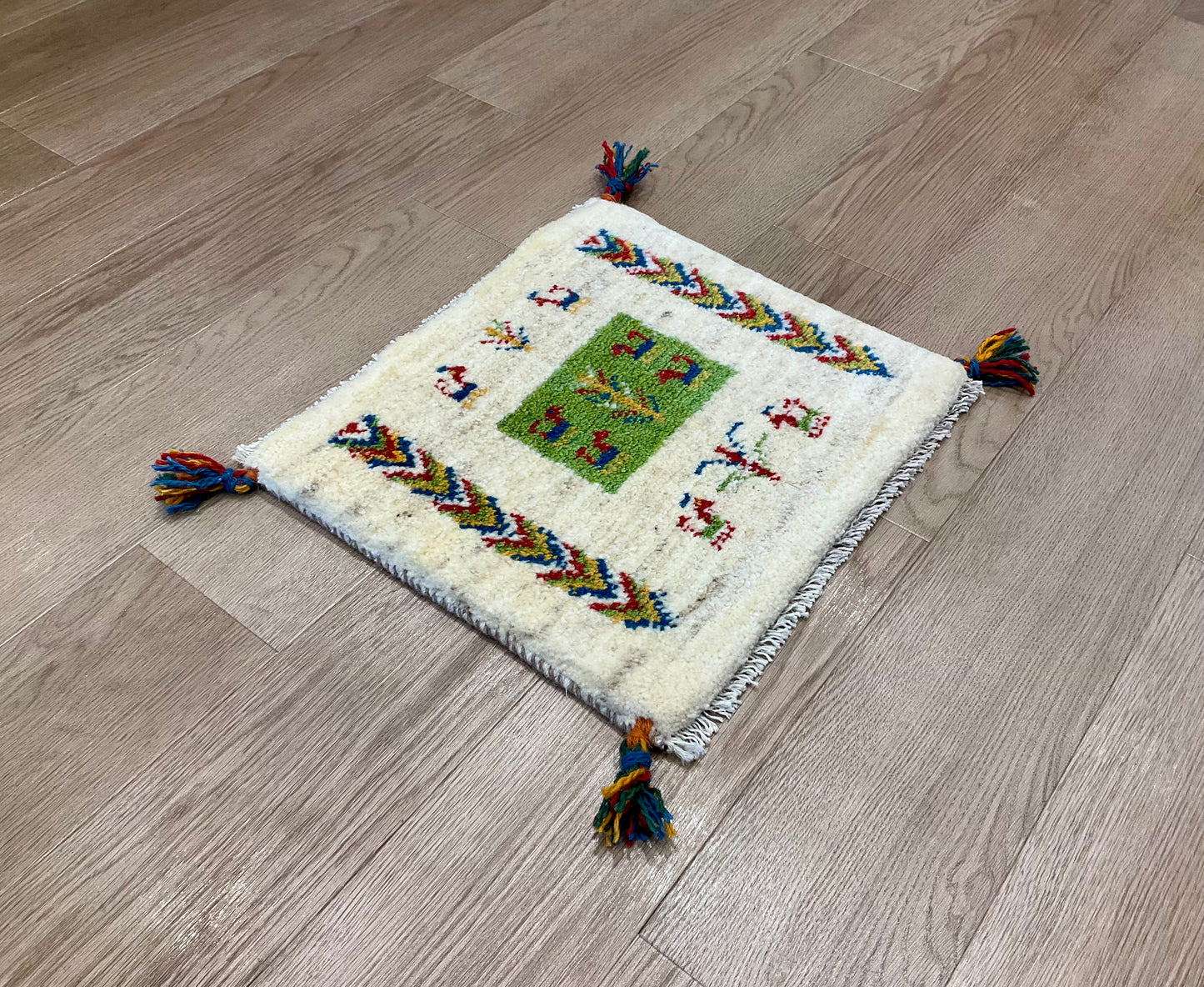 ギャッベ 43cm x 39cm Z1329