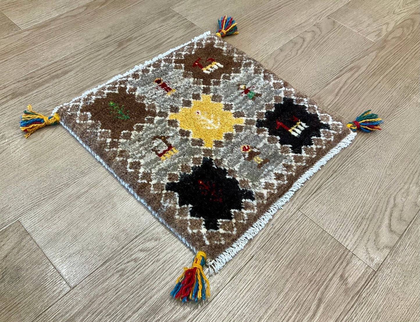 ギャッベ 43cm x 42cm Z1608