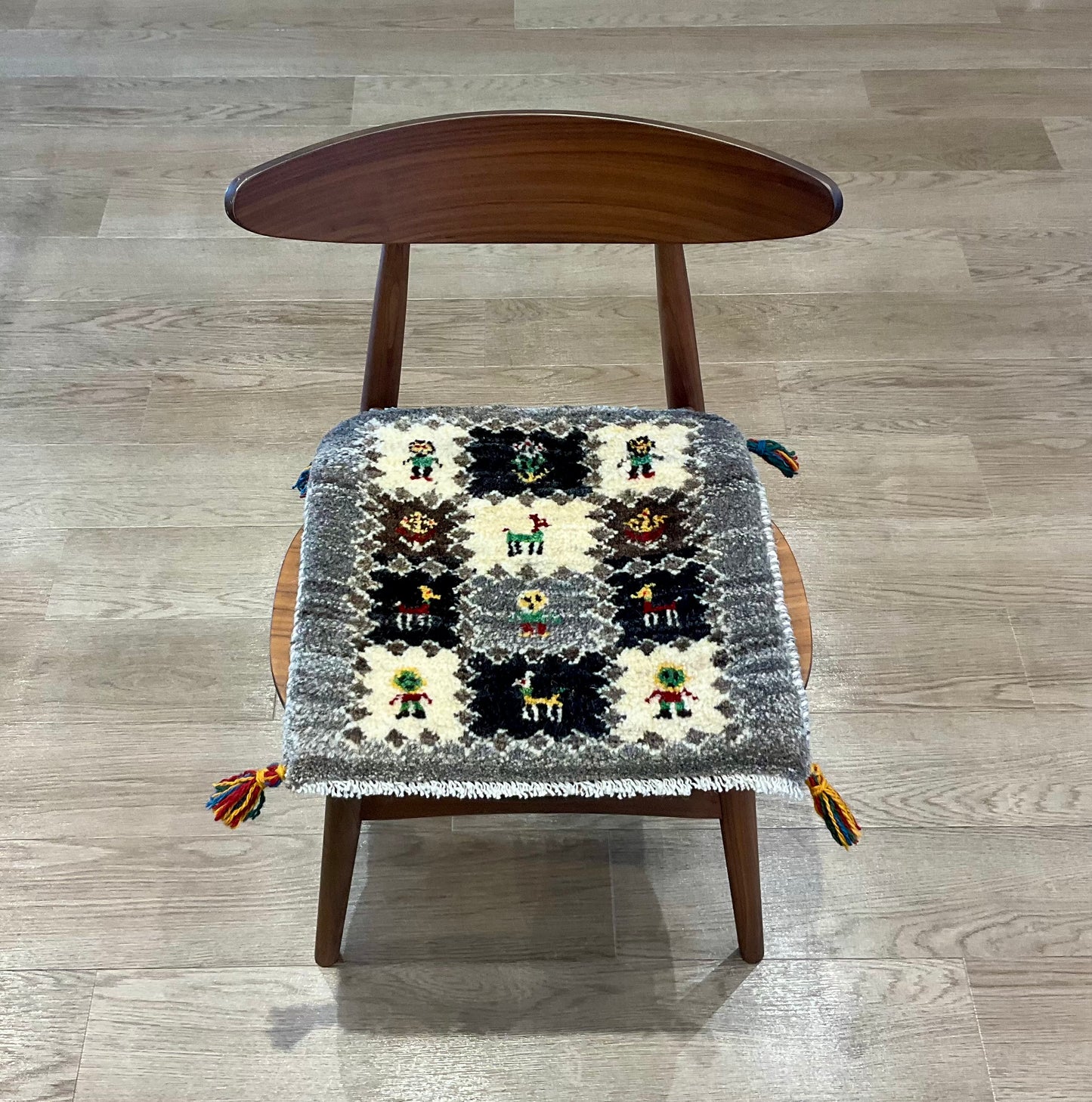 ギャッベ 44cm x 46cm Z1243