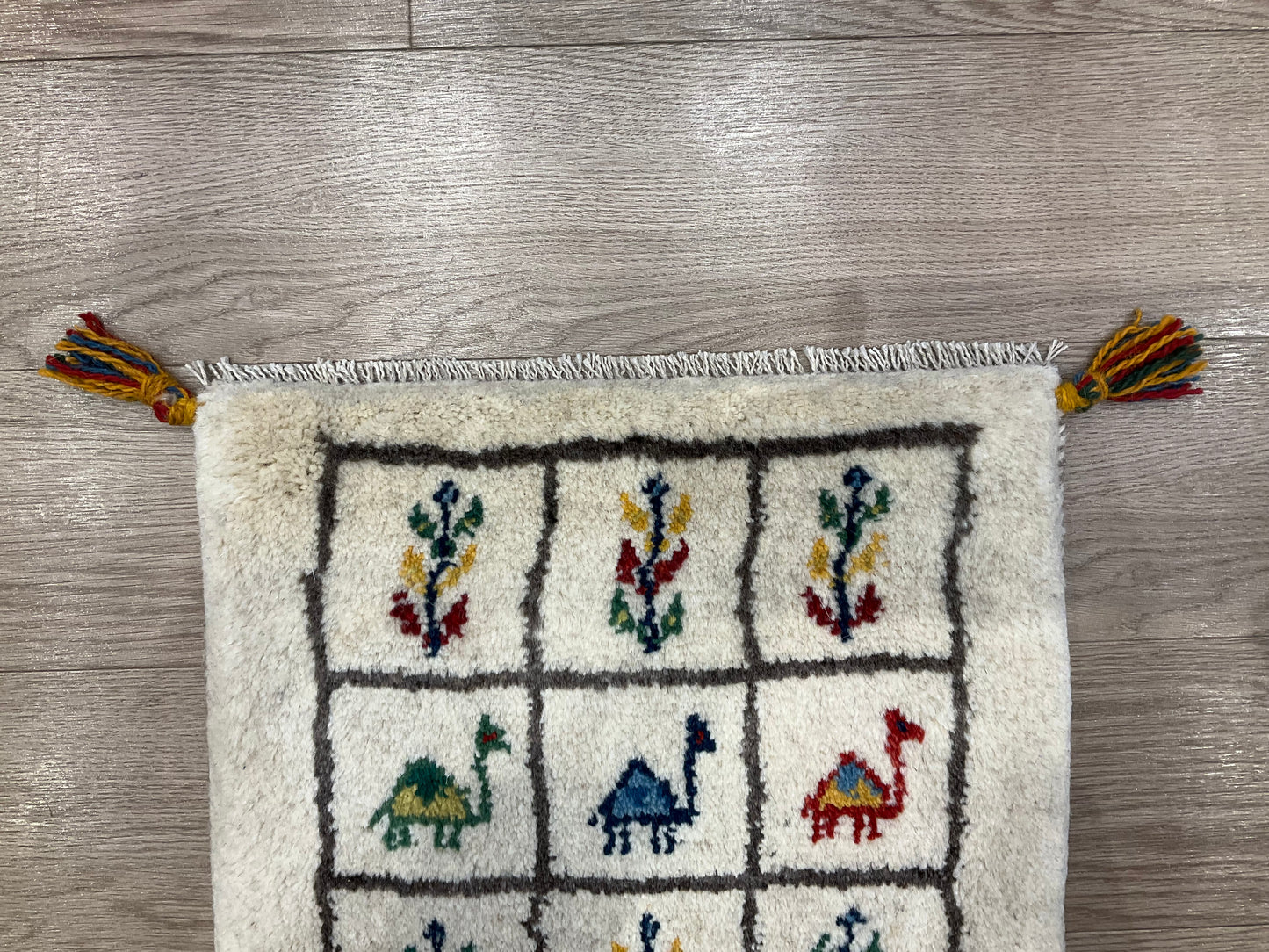 ギャッベ 43cm x 40cm Z1566