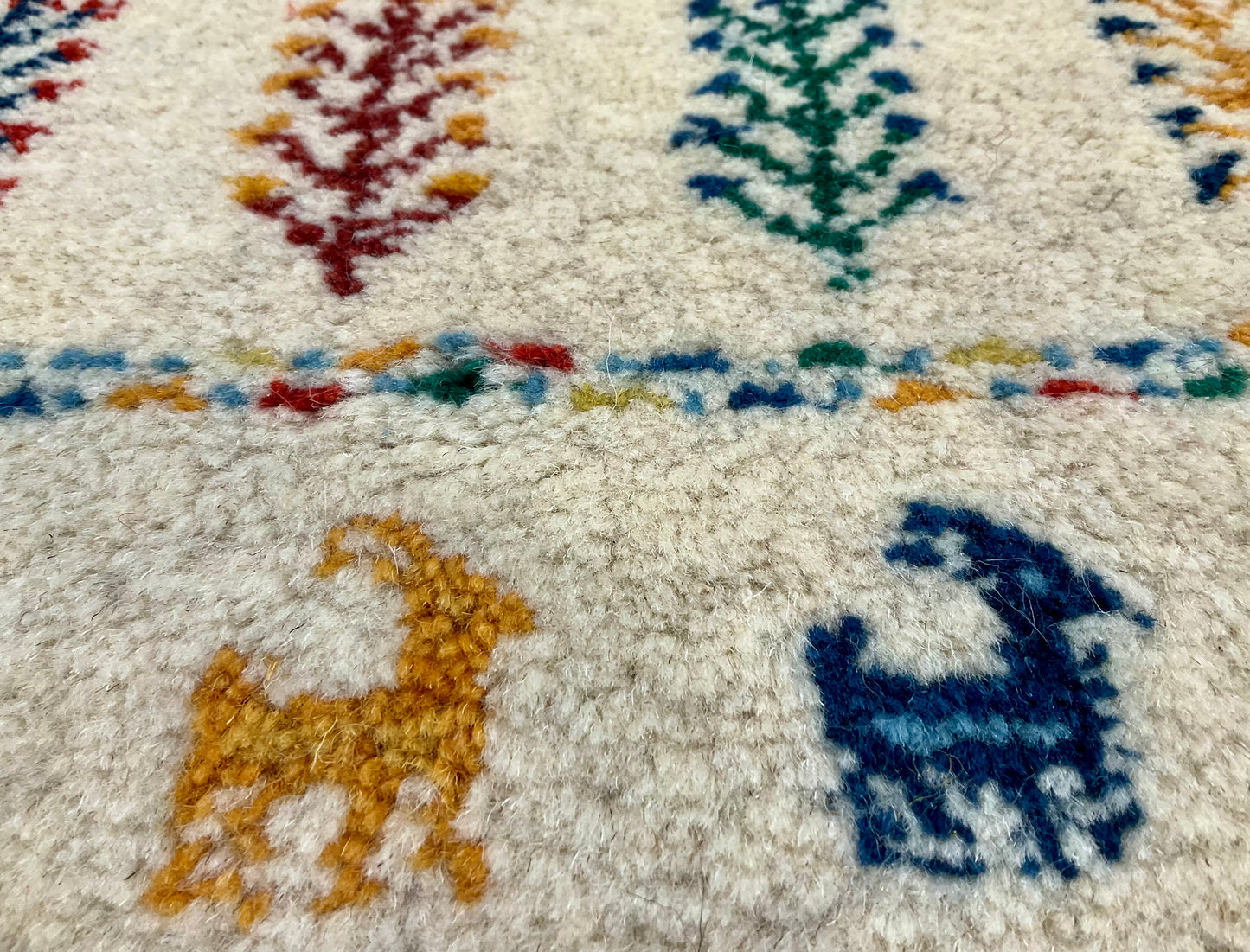 ギャッベ 43cm x 40cm Z1231