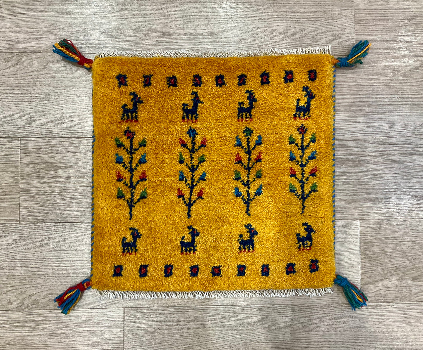 ギャッベ 44cm x 43cm Z703