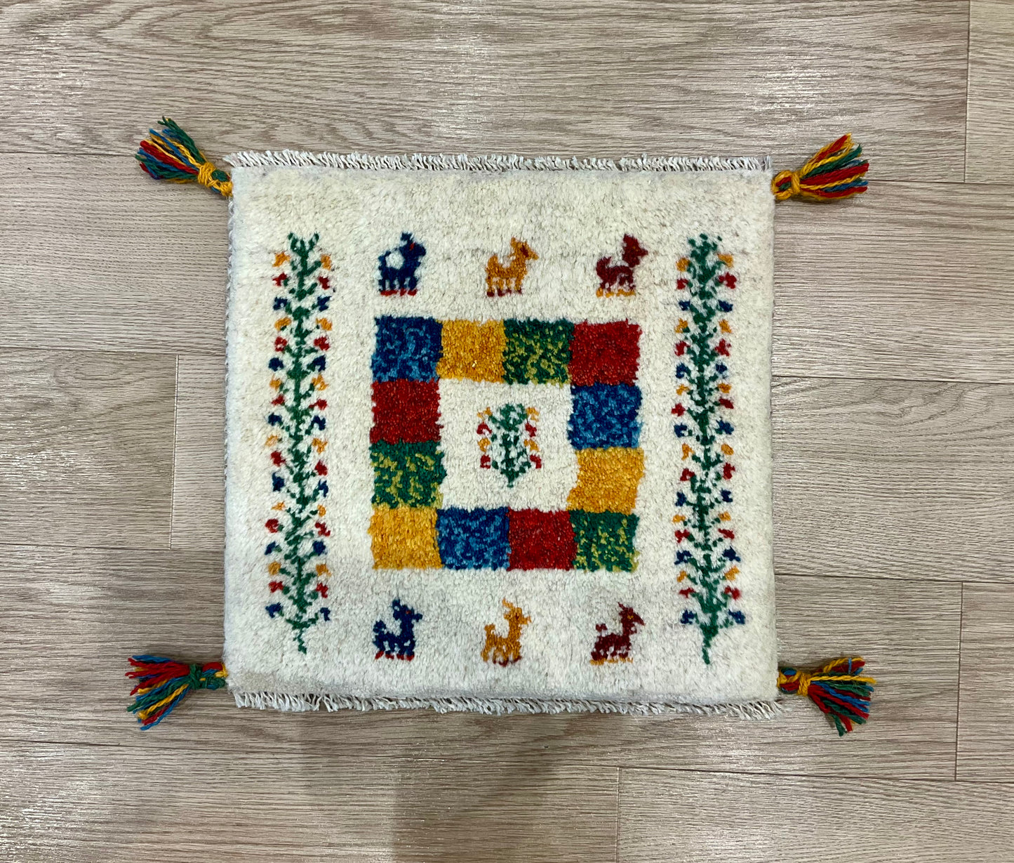 ギャッベ 42cm x 40cm Z1439