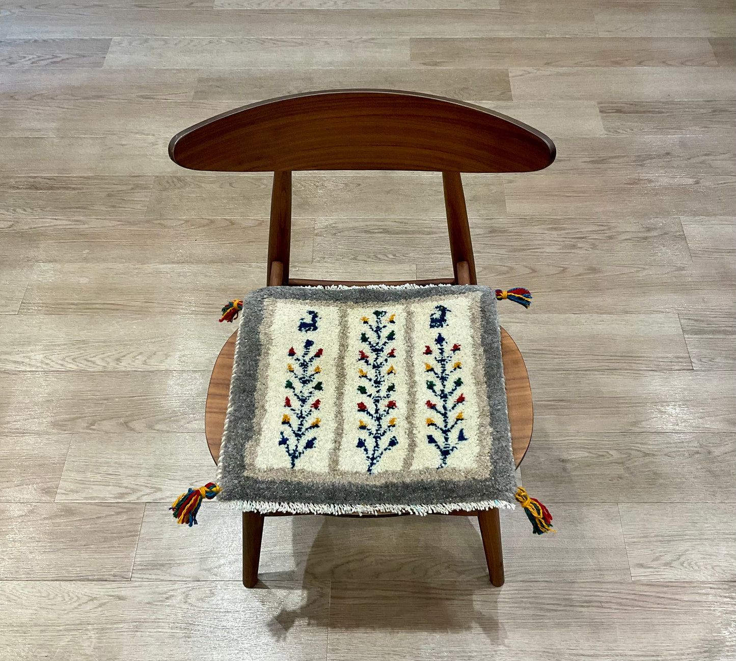 ギャッベ 41cm x 39cm Z1585