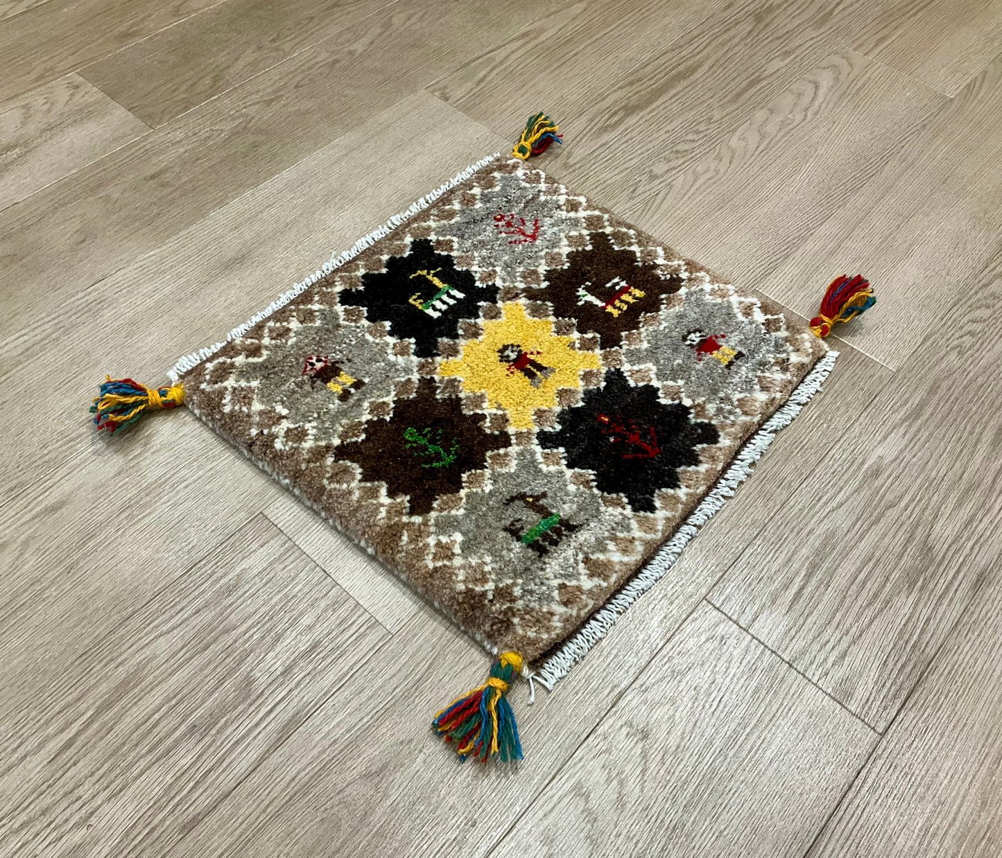 ギャッベ 43cm x 42cm Z1512