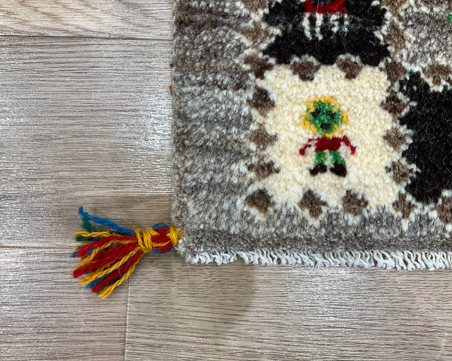 ギャッベ 44cm x 46cm Z1243