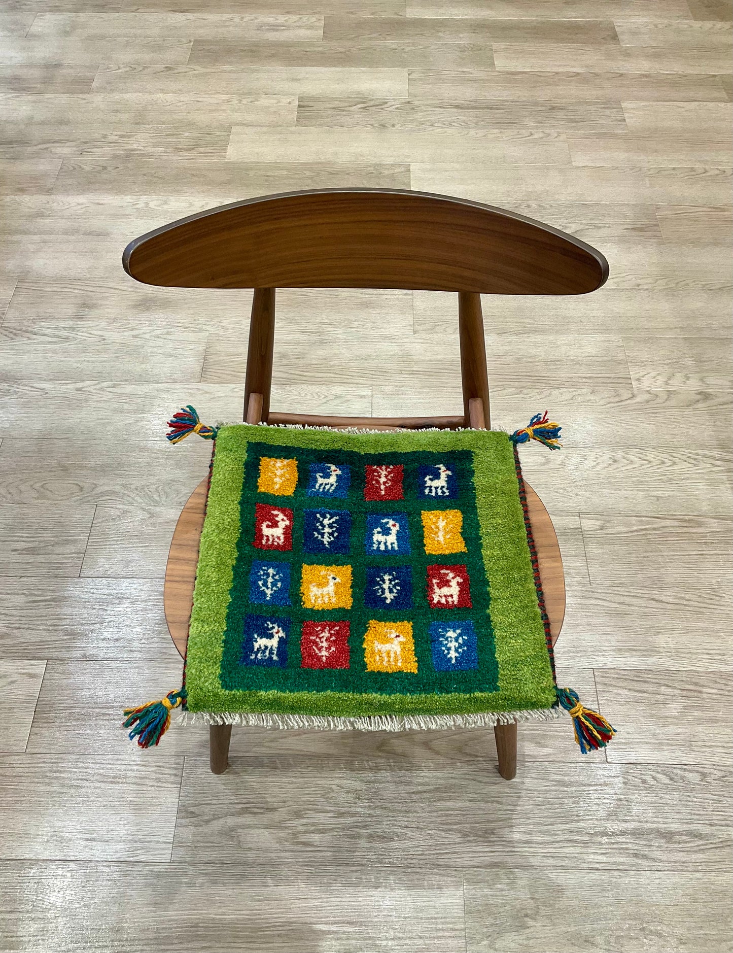 ギャッベ 42cm x 40cm Z1796